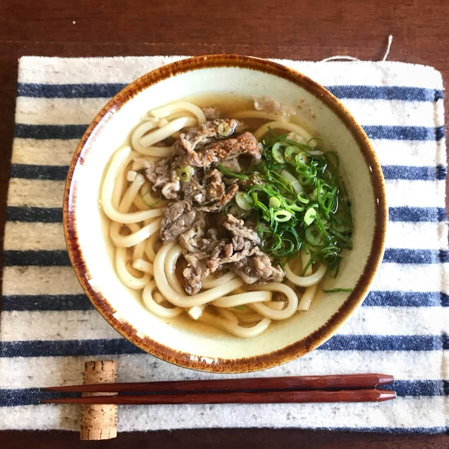 山本ゆりさんのインスタグラム写真 - (山本ゆりInstagram)「あの味が家で食べられます！！﻿ ﻿ 【レンジで‼️絶品肉うどん】﻿ ﻿ 食べる器に直接お肉と調味料を入れてチン、その上に冷凍うどんをそのまま乗せてチンという最強簡単レシピながら、びっくりするぐらい美味しいです。まさにあの味。﻿ ﻿ しかも調味料3つだけ！﻿ ﻿ お肉にだけ甘辛く味付すること﻿ そのおつゆも出汁に加えること﻿ 牛肉を使うこと﻿ ﻿ これだけで美味しくできます。﻿ ﻿ どの味やねん﻿ ﻿ の声があっちこっちから聞こえてきたところでレシピです。﻿ ﻿ ①耐熱性の丼に［牛バラ細切れまたは切り落としまたは細切れ40g、砂糖、醤油各小さじ2、水小さじ1］を絡め、フワッとラップして600Wで1分半チン﻿ ﻿ ②顆粒鶏ガラ小さじ2、水250mlを入れ、冷凍うどんを乗せ、同様に5分チン(器が熱くになってるのでお気をつけ下さい)﻿ ﻿ 刻みネギ、好みで七味をかけてどうぞ。﻿ ﻿ ★うどんを乗せた時は全然おつゆに浸ってなくて大丈夫です。むしろ浮いてます。チンすることで勝手に溶けてポチャンとおさまります。﻿ ﻿ ★豚バラでもできますが、あのいわゆる肉うどんの味にするなら牛肉で！出汁の味が全然違います﻿ ﻿ ★2人分なら倍量でお肉だけレンジ、うどんと出汁はお鍋が断然早くてお勧めです。それ以上ならお鍋2つでお肉とうどんで分けて煮るのが早い﻿ ﻿ #レシピ #簡単レシピ #冷凍うどんレシピ #おうちごはん #サービスエリアとか冷凍の肉うどんの味」11月19日 10時10分 - yamamoto0507