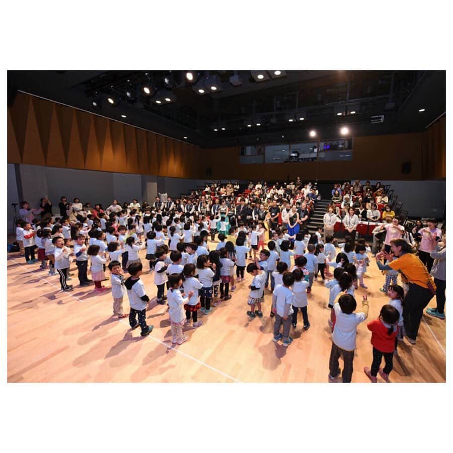 真愛涼歌のインスタグラム：「* #Huuugなりきりステージ 東日本大震災の津波で犠牲者が出た幼稚園。 2園の園児の子供達と一緒に、 『Huuugなりきりステージ~3匹のこぶた~』 #子供参加型ミュージカル #防災教育 #revuestage の開催に参加しました。 本当に皆んな可愛くて😊💕 一生懸命歌を歌って、ダンスを一緒踊ってる姿は愛おしかったです🥰💓 最後には亡くなった園児のご両親が作詞。 園長先生が作曲したという #ひまわりのお約束　🌻 という素敵なお歌に手話を付けてのプレゼントを頂きました🎵 #笑顔広がれプロジェクト  沢山の笑顔を頂き💓胸が温かくなりました🥰💕 この活動を続けている妃乃あんじさん。 続ける事の大切さと凄さを改めて身に感じました☺️❤️ #妃乃あんじ さん #琴音和葉 さん #煌海ルイセ 2019.11.14」