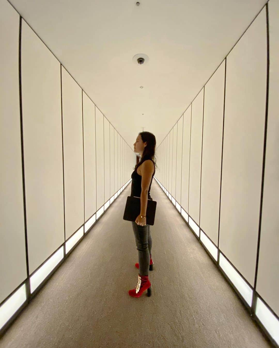 Andaz Tokyo アンダーズ 東京さんのインスタグラム写真 - (Andaz Tokyo アンダーズ 東京Instagram)「Seeking inspiration in our shoji-inspired guestroom halls with the talented @nataliareyesg 🌟 #TerminatorDarkFate #andaztokyo @tonychi :: 現在公開中の「ターミネーター:ニュー・フェイト」のメインキャストの一人ナタリア・レイエスがアンダーズ 東京に降臨。💫 障子を意識した客室階の廊下は日本情緒たっぷり。#ターミネーター #ターミネーターニューフェイト 📸 Special thanks to @nataliareyesg . . . . .  #tonychi #japanesedesign #shoji #archdigest #andaz #tokyo #toranomon #アンダーズ #アンダーズ東京 #東京 #日本 #虎ノ門 #tokyohotel #luxuryhotel #beautifulhotels #wonderfulplaces #asia_vacations #visitjapanjp #japan_vacations #discovertokyo #beautifulmatters」11月19日 21時13分 - andaztokyo