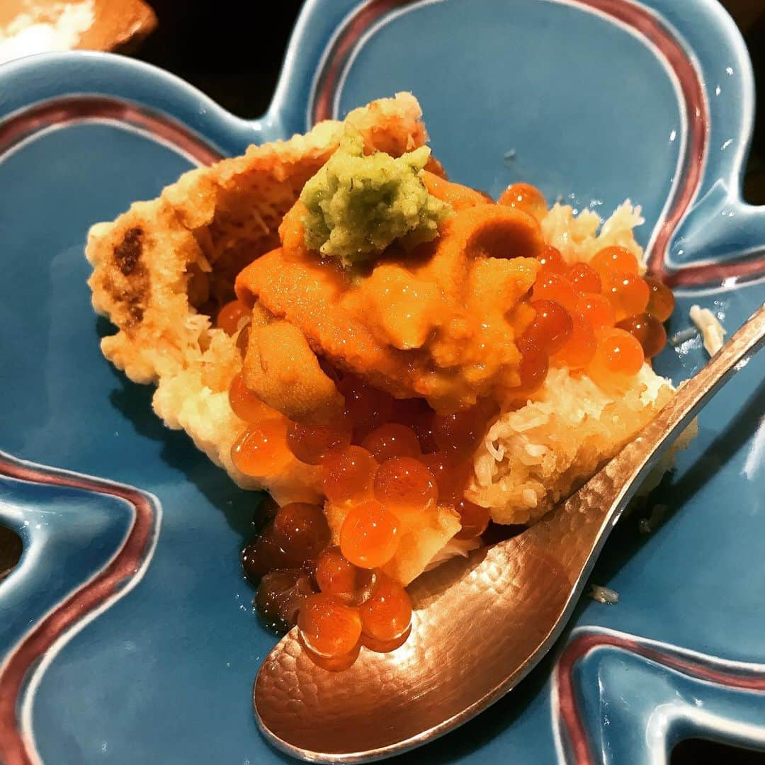 Ginza ONODERA Groupさんのインスタグラム写真 - (Ginza ONODERA GroupInstagram)「Tempura Ginza ONODERA. Crab tempura with sea urchin and salmon roe!! * *  #銀座おのでら #ginzaonodera #東京美食 #東京グルメ #天ぷら #銀座天ぷら #天ぷら銀座おのでら #食べログ高評価 #ミシュラン #グルメ好きな人と繋がりたい #銀座ランチ #銀座グルメ #銀座ディナー #お祝い #うに #いくら  #カニ #tempra#michelinstars#ginzaplace#ginzagourmet#ginzadinner#ginzasushi#ginzalunch#japan#japanesefood#seaurchin#crab#salmonroe#japanesefoodlover」11月19日 21時13分 - ginzaonodera