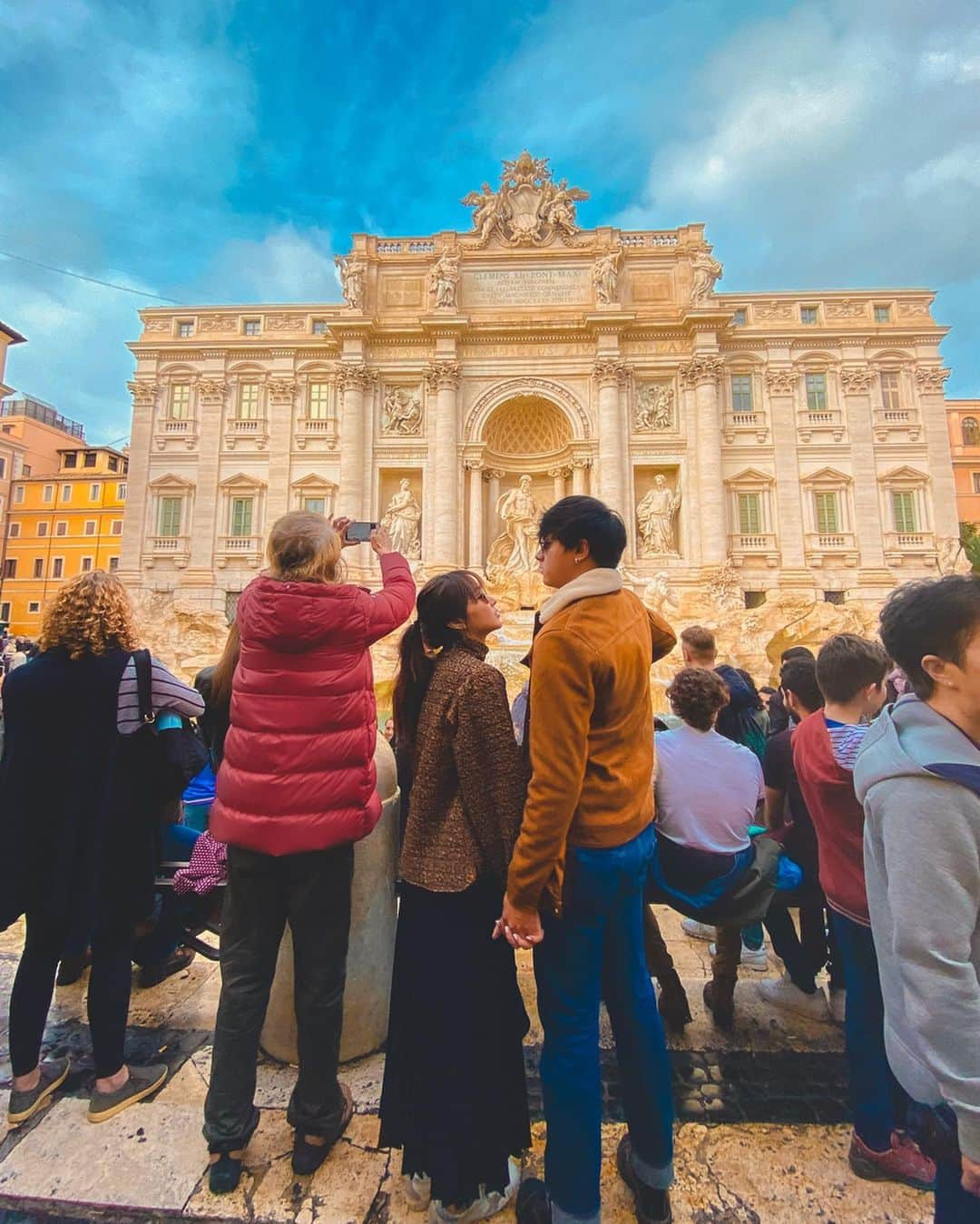 Kathryn Bernardoさんのインスタグラム写真 - (Kathryn BernardoInstagram)「The only half-decent photos we have at Fontana di Trevi. 😅 hiraaaap! 🌚  #KathVersusInstagram」11月19日 21時07分 - bernardokath