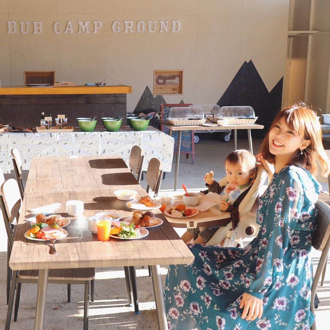 長谷川真美さんのインスタグラム写真 - (長谷川真美Instagram)「🦀💕 ・  #蟹 とったどーーー！！！🙌 (ビビる息子はち君👼) ・ BUB CAMP GROUND @bub_camp_ground に宿泊して お洒落な朝食を食べてから 朝から蟹を取りに行ってきました❤️ ・ 豊富なアクティビティの一つで 全て無料で体験できるの！凄くない？！ その季節それぞれのアクティビティで どの季節に来ても楽しそう😍💕 ・ 見事4匹とれたよーーー！ (帰ってチゲ鍋にしていただきました😋) 冬のアクティビティも面白そうだし 絶対また来たい！！！☃️💗 ・ 今回は蟹取りの他に…🦀 落ち葉や木の実を拾ったり それを使って工作をしたり…🍁 火起こし・キャンプファイヤー 星空シアター・乗り物に乗ったり…🚗 ↑↑↑↑↑ なんかモリモリだね！！！🙄 かなり楽しみました💕 ・ もちろんテントも凄いよ⛺️💕 清潔で広いし快適！！！ 手ぶらOKで来れちゃって BBQや朝食もプランについてます❤️ 会員登録でドリンクが (アルコールも)飲み放題に😋✨ ・ 写真がありすぎて 書きたいことも沢山だから テントの写真は次の投稿に載せるね💕 ・ #千葉テント #千葉旅行 #千葉BBQ #bubcampgound #千葉グランピング #pr #コラボベース #まあみの歩き方 #はち成長記録 #グランピング #バーベキュー #海 #乗り物好き #バギー #1歳10ヶ月 #子連れ旅 #子連れ旅行 #キャンプ #子連れグランピング #親子 #ママライフ #ママスタグラム #男の子ママ」11月19日 21時12分 - maami.hase