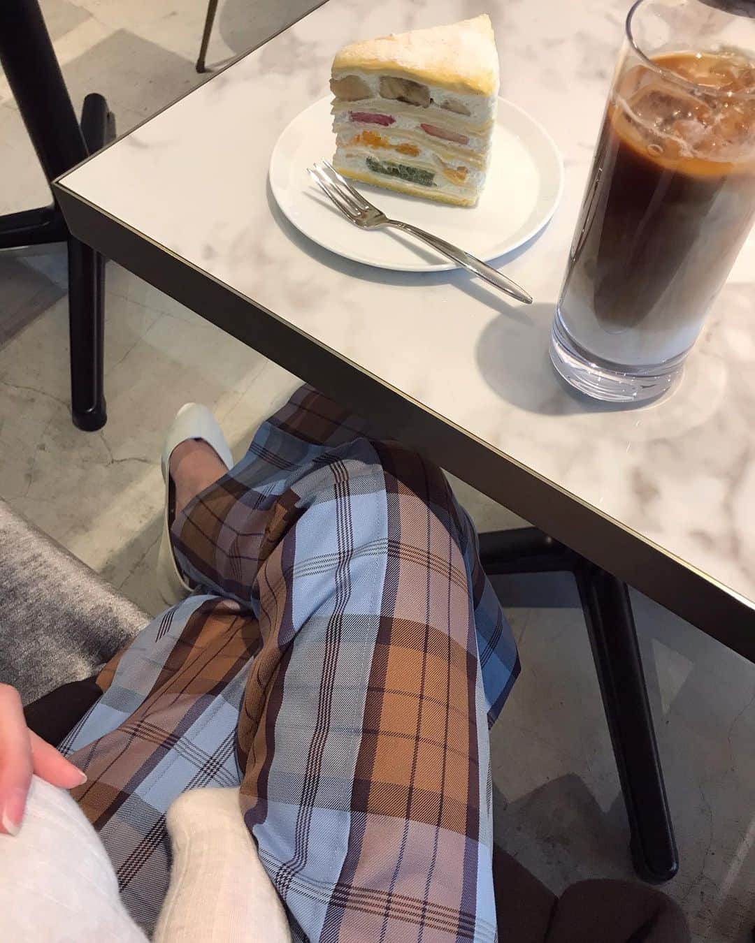 Keikooooooのインスタグラム：「@_bluelea_ のチェックパンツ♡ 一目惚れでした🐻🐳 着るとテンション上がる服って素敵。 ブルーで娘とリンクさせました👶🏻 . #女の子ママ  #一目惚れ #bluelea」