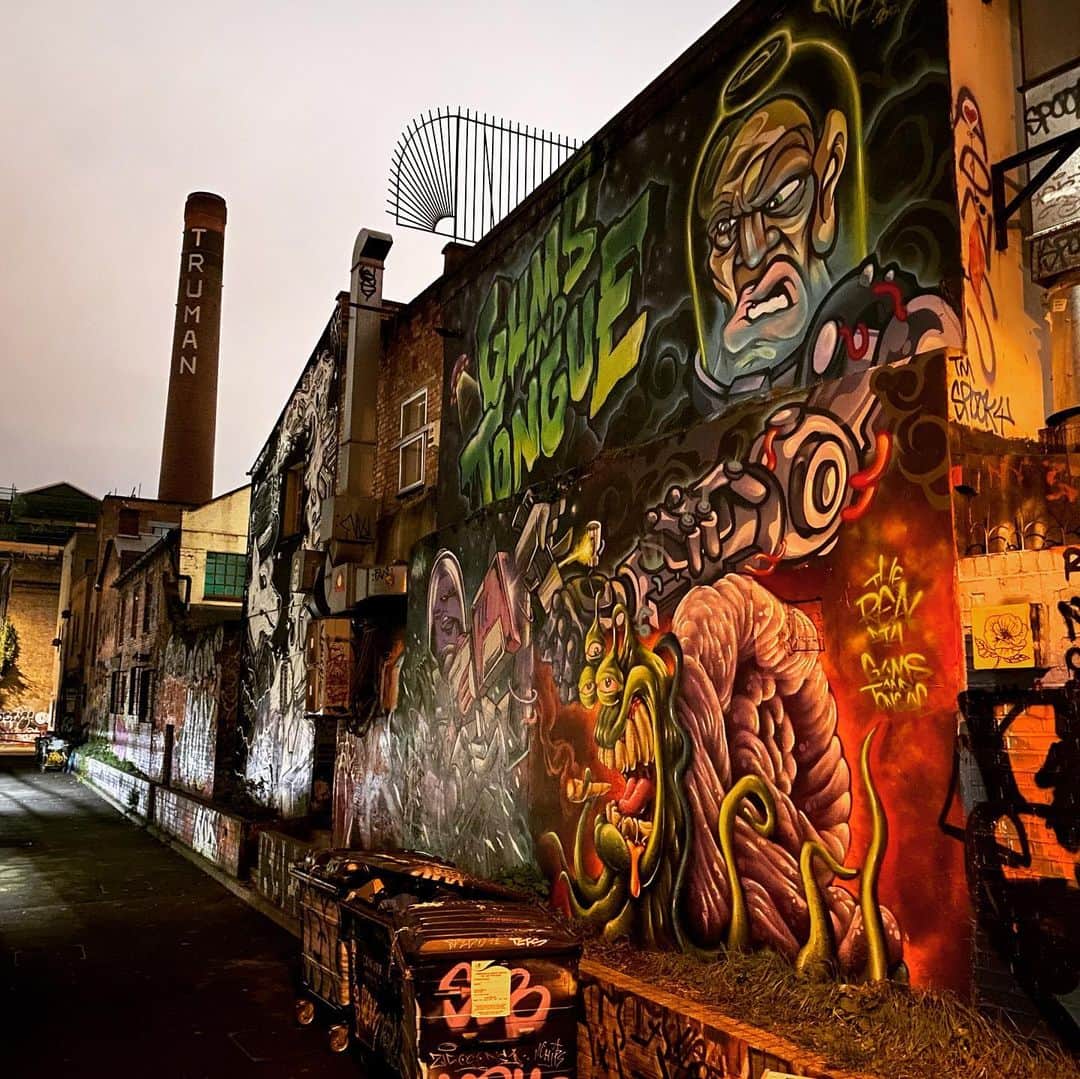 飯田カヅキさんのインスタグラム写真 - (飯田カヅキInstagram)「ブリックレーンで見たストリートアート良かったな。  #イギリス #england #ロンドン #london #bricklane #ブリックレーン #streetart #ストリートアート」11月19日 19時47分 - kazukiiida_strange