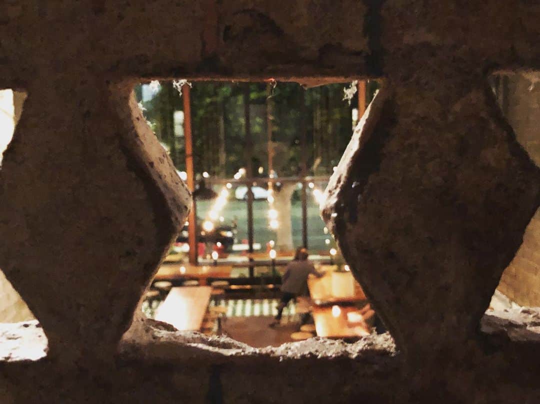 のインスタグラム：「チャーリー・チャップリンが暮らしていた建物の中のレストラン「リパブリック」。高い天井を見上げると、チャップリンのため息が聞こえるようです。 #republique #Chaplin #California #LosAngeles #restaurant #us #dinner」