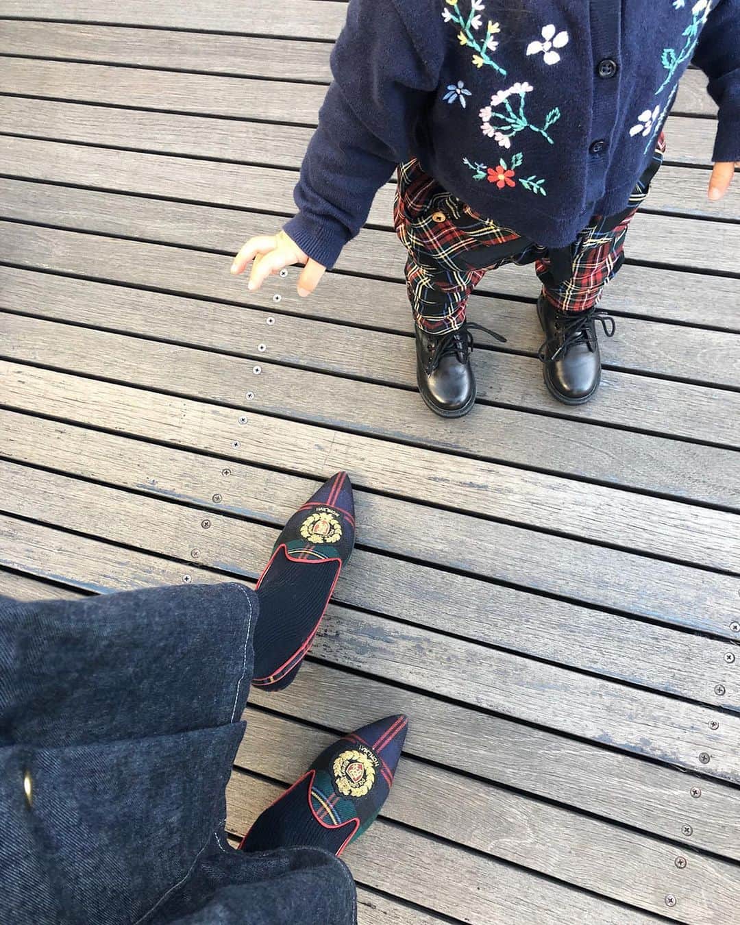 川人未帆さんのインスタグラム写真 - (川人未帆Instagram)「・ チェックのジャケットにチェックのパンプスのあえてのチェック×チェック。この靴、デニムワンピに合わせたかったんだ🥰 娘のズボンは新作のパールボタンのパンツのチェックとそっくりだったので買いました🥰 このあと待ち合わせしたばあばも、そっくりなジャケットスタイルで現れてびっくり🤣でも実はよくあること💕 ・ Jacket: @zara Dress: @seventenbymihokawahito  Bag: @carbotti_bags  Shoes : @poloralphlauren  娘は、 Cardigan: @gapkids_jp  Pants, shoes: @zarakids #今日のわたちたち」11月19日 19時48分 - miho0319kawahito
