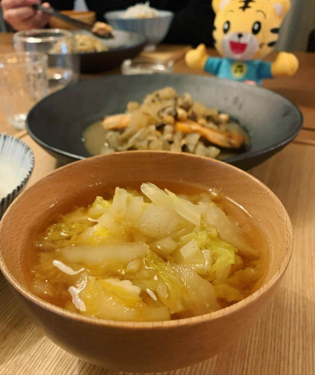 鈴木六夏さんのインスタグラム写真 - (鈴木六夏Instagram)「時間がない時こそ、一品に食材を詰め込む🤣 鮭のムニエルに冷蔵庫の余り野菜を とにかく全部細かく切ってコンソメで煮詰めてかける。  お味噌汁は白菜もやし豆腐(^^) #Qは魚1匹ペロリ #じまじろうさんなぜここに」11月19日 19時52分 - rikuka.62