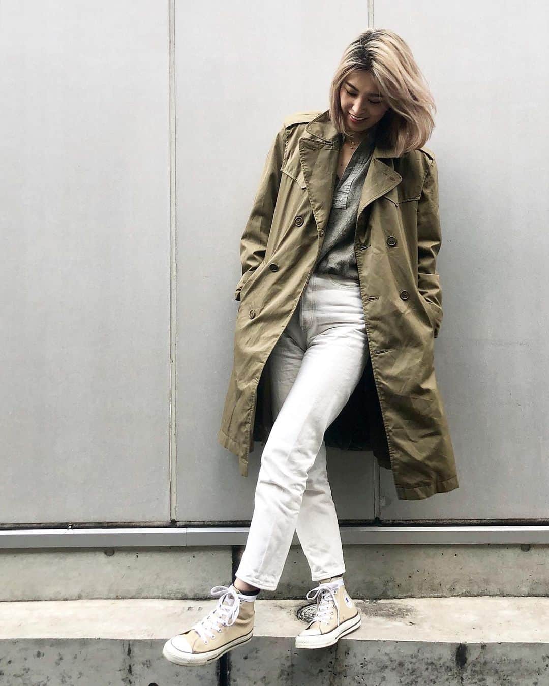 のインスタグラム：「#ootd カーキと白の組み合わせ好き🥰💕イタリア軍のトレンチコート🇮🇹ライナー外したけど寒いから必要だね🥶 #outfit #styling #trenchcoat #fashion #outer #whitedenim #converse #usconverse #mensfashion #sagegreen #ericore」