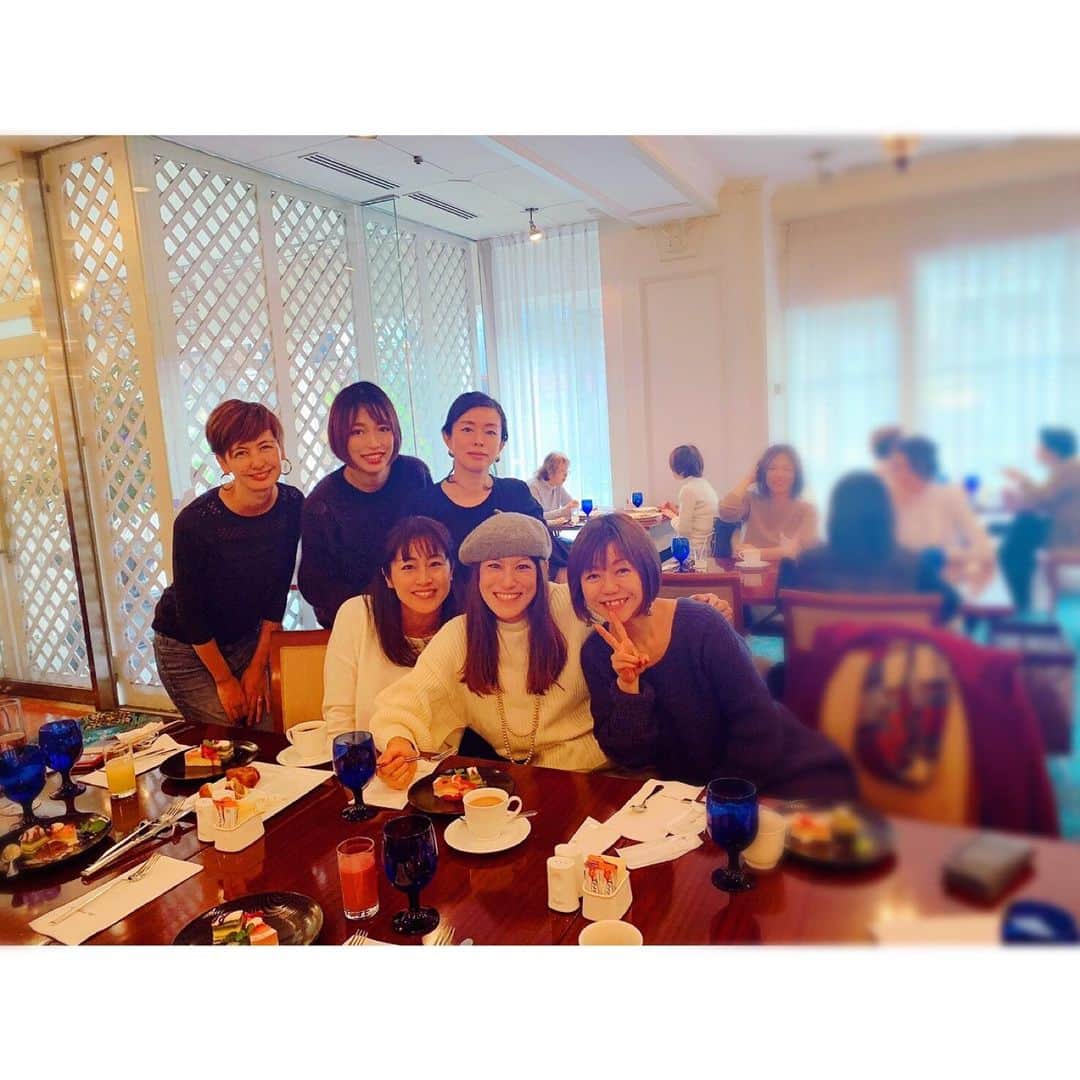 イレーネのインスタグラム：「自然に膝に手置いちゃった オバショットが過ぎる😱  #ZIP婦人会 #世にも恐ろしい婦人会」