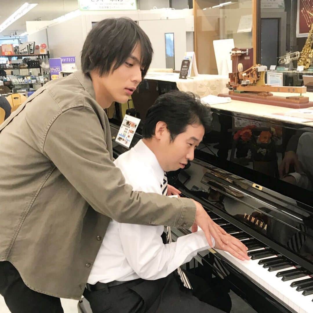 【公式】G線上のあなたと私さんのインスタグラム写真 - (【公式】G線上のあなたと私Instagram)「・ ‪———————————﻿ ﻿ ‪『 #G線上のあなたと私 』‬﻿ ‪第6話放送まであと2️⃣時間💙💛‬﻿ ﻿ ‪ ‪———————————﻿ ﻿ ‪今回のカウントダウンは、‬﻿ ‪理人くんと店員さんとの‬﻿ ‪禁断⁉️のオフショットを😳😳‬﻿ ﻿ ‪理人くんの優しい指導に、‬﻿ ‪店員さんはおもわずドキドキした﻿ 乙女の表情になってます🤣‬﻿ ﻿ ※こちらのシーンは前野さん演出です😂﻿ ﻿ ‪#中川大志　#前野朋哉‬ #twitterでは別バージョン ﻿ ‪#tbs‬﻿ ‪ ‬」11月19日 20時02分 - gsenjou_tbs2019