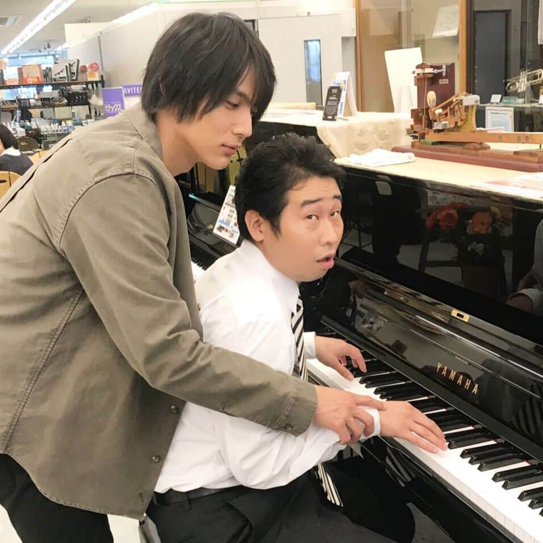 【公式】G線上のあなたと私さんのインスタグラム写真 - (【公式】G線上のあなたと私Instagram)「・ ‪———————————﻿ ﻿ ‪『 #G線上のあなたと私 』‬﻿ ‪第6話放送まであと2️⃣時間💙💛‬﻿ ﻿ ‪ ‪———————————﻿ ﻿ ‪今回のカウントダウンは、‬﻿ ‪理人くんと店員さんとの‬﻿ ‪禁断⁉️のオフショットを😳😳‬﻿ ﻿ ‪理人くんの優しい指導に、‬﻿ ‪店員さんはおもわずドキドキした﻿ 乙女の表情になってます🤣‬﻿ ﻿ ※こちらのシーンは前野さん演出です😂﻿ ﻿ ‪#中川大志　#前野朋哉‬ #twitterでは別バージョン ﻿ ‪#tbs‬﻿ ‪ ‬」11月19日 20時02分 - gsenjou_tbs2019