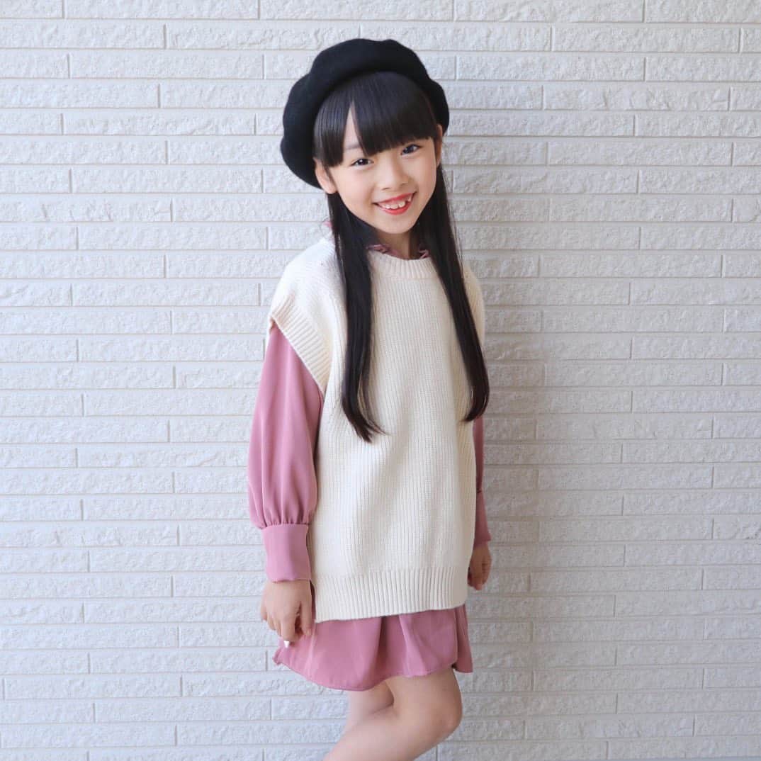 Akiのインスタグラム：「11/19 ・ この写真の時はまだ beforeなんだけど、 娘初めて 歯医者さんで歯を抜いてもらいました🦷 ・ #抜歯デビュー ・ ・ 母ちゃんの感想👩🏻 ①麻酔の注射が想像以上に ゴリゴリに武器感が強い← ②抜歯自体は2秒ぐらいで終了して感動 ・ 娘自身 「おまじない(麻酔)は痛かったけど 抜いたのは全然気付かなかった！」 と感動👧🏻 ・ ・ 先生も 「つねるおまじないだから痛かったよね〜ごめんね〜。」 と最後まで優しかったし、 武器感強めな麻酔銃も怖がらせないように 娘には絶対見せないようにしてくれたのが良かったな☺️ ・ 歯医者さんでの抜歯 オススメです☺️👌← ・ #PRばりに語る ・ ・ そんな娘の最近お気に入りのお洋服は  @urbancherry_ 👗 ・ ワンピがテロテロ素材で気持ち良くて ニットベストも色々着回し出来そう🥰 ・ ・ ・ －ーーーーーーーーーーーーーーーーーーー @branch_kids2020 で ファイナリストコンテストに参加中です👸🏼 いいねの応援よろしくお願いします😌🙏 (12/8まで) ーーーーーーーーーーーーーーーーーーーー ・ ・ ・ ・」