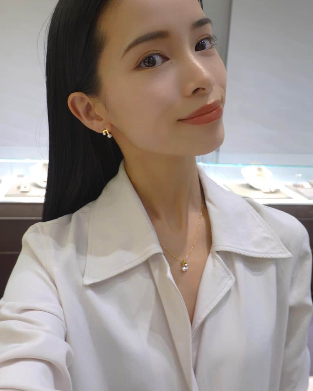のインスタグラム：「. TASAKI様のご招待で銀座の本店へお邪魔しました🤗  ホリデー使用の内観外観がワクワクしますな。 新作の「“petit”  balance note」”プチ” バランス ノートも試着。 (基本的に試着は行ってないそうで今回は特別との事でした。1〜3枚目) このジュエリーの中には 自社養殖場でこだわって生産されているパールや ハイクオリティなダイヤモンドが使われていて それはもうプチサイズながらも目を奪う輝き🎁 . そしてパールジュエリーはコンサバなイメージが 強かったけど今回銀座本店で 豊富なラインナップをゆっくり見る事で そのイメージが完全に覆りました。 本当にその場で買ってしまおうか迷ってしまった 個人的にどタイプなジュエリーも試着。(4〜7枚目) 自分に誕生日プレゼントで来月買ってしまおうか 本気で迷ってる。笑 . 最後の動画はTASAKIさんがオリジナル制作した マーブルマシン「The Castle of Symphony」。 パールに見立てたボールがベルを鳴らしながら レールを転がって音を奏でるという... 私は今なんて気品漂う遊びをしてるんだ！！！！ と思い心地よい優越感に浸った瞬間でした。 . @tasaki_intl . 次行ったら絶対買っちゃうな... . #TASAKI #タサキ #petitbalancenote #TASAKIbalance #TimelessChristmas #PearlySymphony #クリスマスジュエリー #クリスマスプレゼント #sponsored」