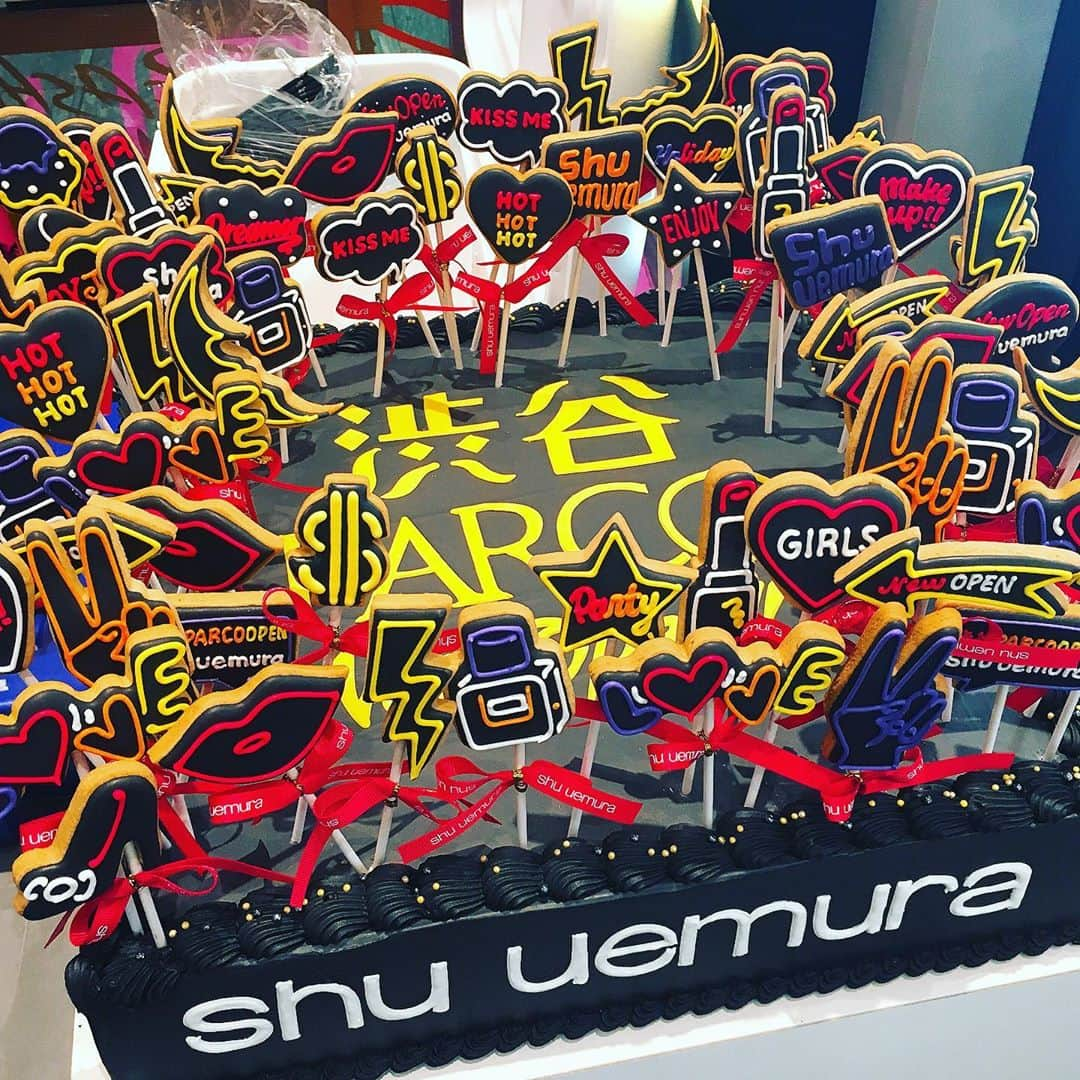 ai okadaのインスタグラム：「cookie catering ✨ @shuuemura 💋 パーティー盛り⚡を #ピカシュウ カラーで💛🧡❤️💜 #shuuemura #シュウウエムラ #shibuyaparco #渋谷パルコ #ailovecookie」