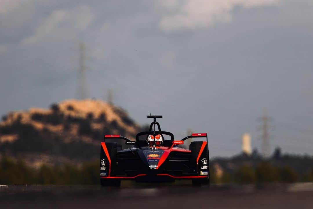 セバスチャン・ブエミさんのインスタグラム写真 - (セバスチャン・ブエミInstagram)「#DIRIYAHEPRIX Season 6 of @fiaformulae is just around the corner ! ------- 🔗 Help me to get some extra power by voting into the #FanBoost link in my bio or tweet with #FanBoost & #sebastienbuemi」11月19日 20時06分 - sebastien_buemi