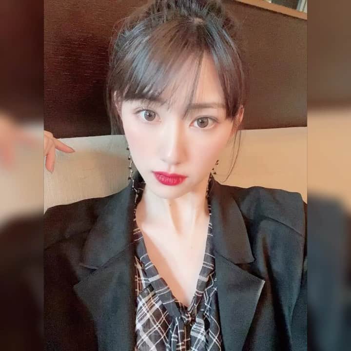 黒田瑞貴のインスタグラム：「北京から帰ってきましたー！ 撮影で行ってたんですが、ネットの規制があってたくさんは投稿出来なかったらので、今日から小出しにしてきますね🇨🇳💕 まず1番に、中国のメイク最高でした💄❤️❤️❤️ ナチュラルなのにしっかりカバー、色味で女感すごい😳！ 勉強になった… 需要あるなら私的に分析して、今度詳細書こうかな…？？ #china🇨🇳 #chinamakeup #中国 #北京　#beijing #中国メイク #紅美女  #撮影　#shooting  #出張 #fashion #valmuer  #ootd #ootdfashion」