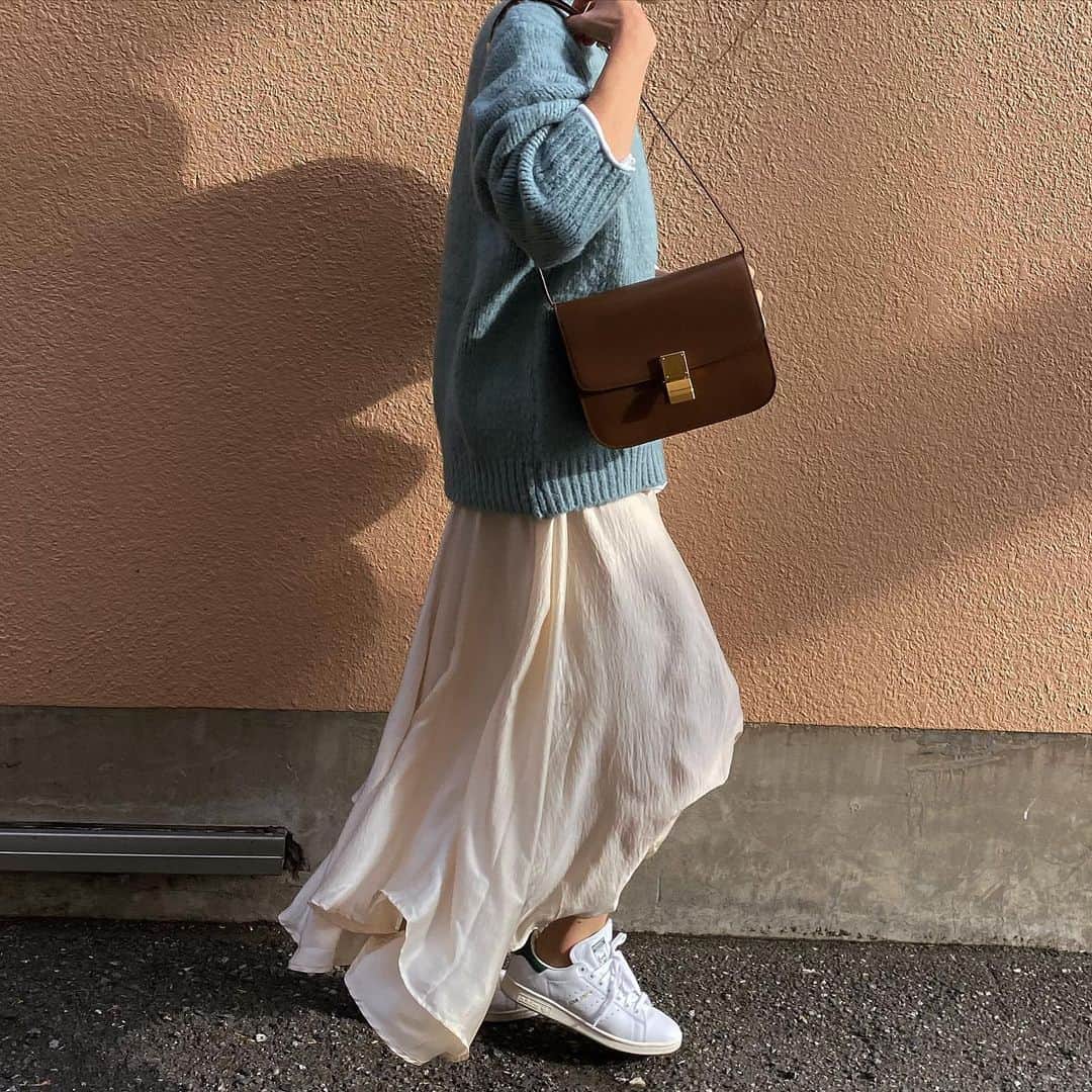 美生のインスタグラム：「#outfit﻿ ﻿ 今年買ったスカートの中で﻿ 一番好きかも♡﻿ アイボリーは予約販売中です♡﻿ ﻿ そしてこの新作のニット🧶との相性も◎﻿ ﻿ ﻿ 明日のランチLIVEは﻿ @donoban_kaori さんと﻿ @dnbn.m ちゃんと❤️﻿ ﻿ 12:00- @donobanweb ✔︎﻿ ﻿」