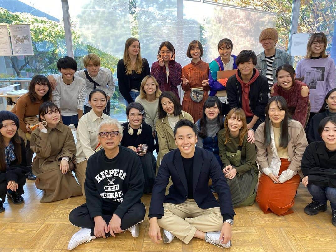 のインスタグラム：「東京芸大の箭内組のパートナーを務めてさせてもらいました。  自分にない感性、才能、想い、願い、愛に触れるとまた違う自分に出会える気がします。  僕も気付けば先生側。そういや、会長とかもやってますしね笑笑  でも、ずっと小学生の時みたいな、好奇心や、ワクワクだけは忘れないでいたいです。  素敵な機会をくださった箭内さんに感謝。学生の皆んなもありがとう😊 ※撮ってもらった写真が切れてましたごめんなさい🙏🙇‍♂️」