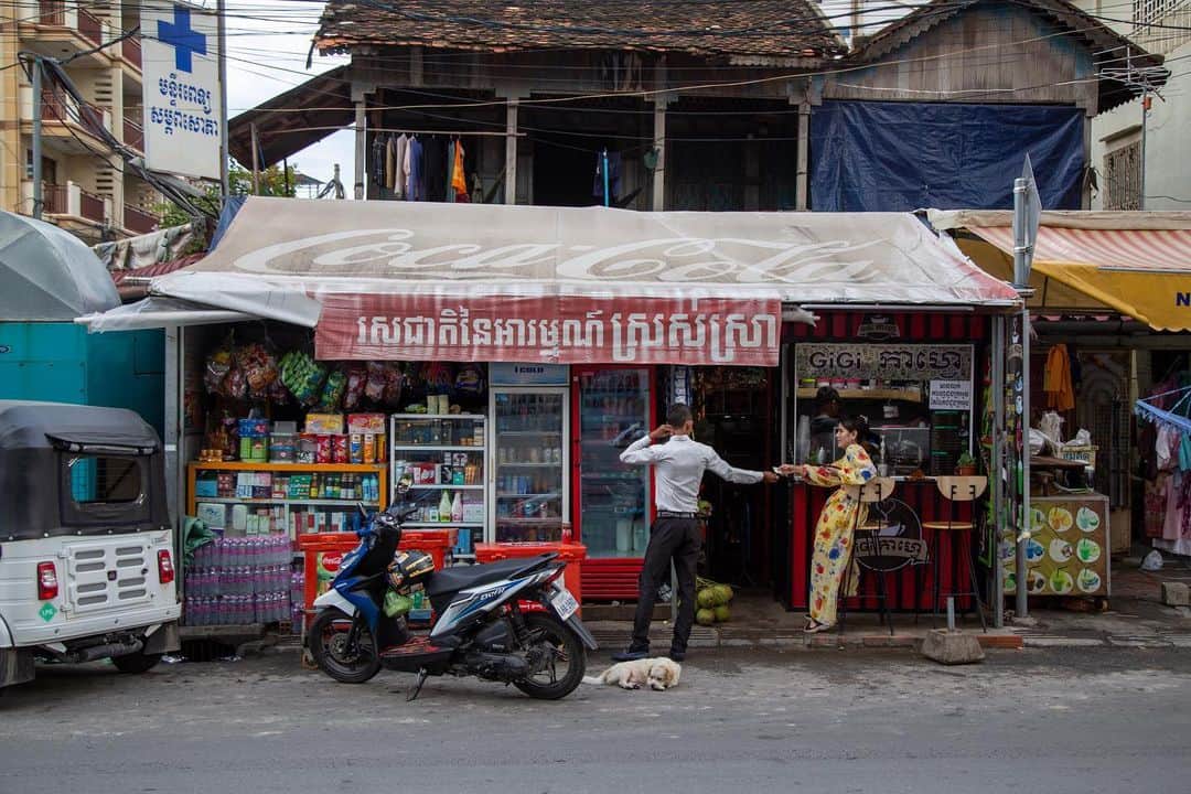 Shunsuke Miyatakeのインスタグラム：「A man receiving changes shyly from a roadside shop's wife.」