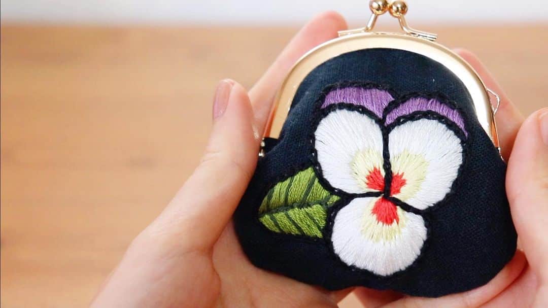 handmade shopのインスタグラム：「YouTubeに動画をアップしました🎥﻿ ﻿ 【刺繍がま口ポーチの作り方】﻿ プロフィールのリンクからご覧ください😊﻿ ﻿ 数億年ぶりにミシンを使って﻿ ちょっと高まりました…！﻿ ﻿ 未公開シーンを最後につけてるので﻿ ぜひご視聴ください🌼﻿ ﻿ ﻿」