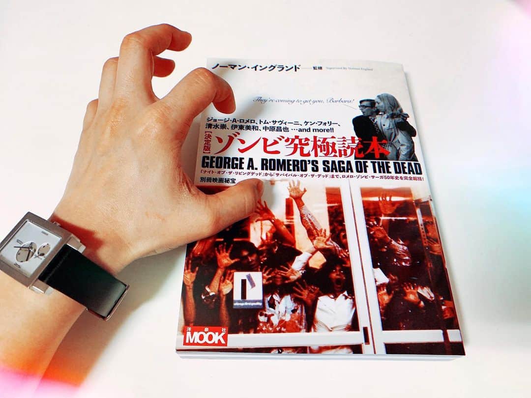 秋山ゆずきのインスタグラム：「. . 映画秘宝の編集長、岩田さんに頂いた 昨日発売の本 #ゾンビ究極読本 昨日発売したのに もう大人気でプレミアついてるらしいです。 ゾンビ歴浅めなのでこれみて お勉強します🧟‍♀️🧟‍♀️🧟‍♀️🧟‍♀️🧟‍♀️ . . ちなみに今日つけてる時計は @nomonday_jp さんの⌚ 月曜日がやってくるー！ もう火曜日だけど。 シンプルで珍しく黒にしてみた。 クーポンコード yuzuk1112 で10%オフになりますよ✨ . . #ノーマンデー #時計 #腕時計 #nomonday  #手元倶楽部 #映画秘宝 #別冊映画秘宝 #ゾンビ」