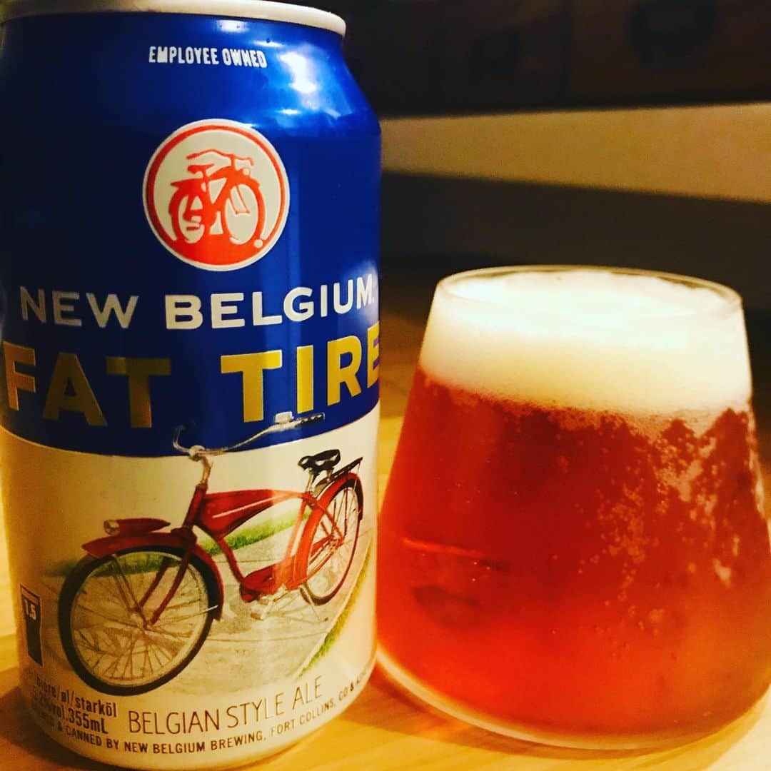 堀井亮佑のインスタグラム：「FAT TIREなるベルギーのビール。美味しいけど500円は高いなー　#beer #堀井ビールログ」