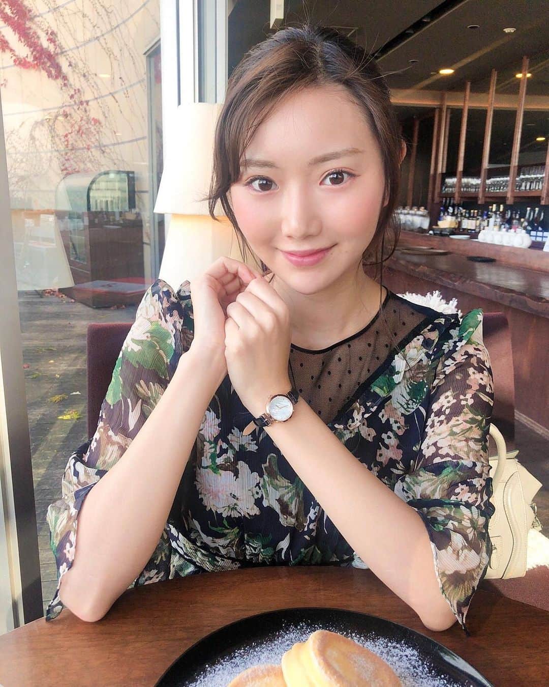 寺口智香さんのインスタグラム写真 - (寺口智香Instagram)「ママとパンケーキデート🥞 . ELLEwatchのODEONのブラックをつけていったよ🐻 . カジュアルにもドレッシーにも使える シンプルなシェル柄時計 . 会社用とかに便利だね！ . . #ELLE #ellewatches  @elleboutiquejapan」11月19日 20時23分 - chika_loves