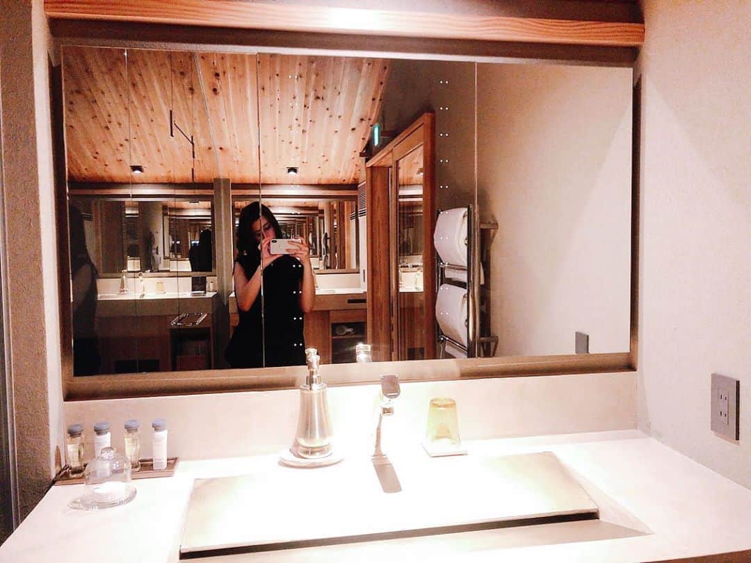 ダレノガレ明美さんのインスタグラム写真 - (ダレノガレ明美Instagram)「@okuyugawara_yui_official のお部屋の続きを… あーもうね… あと10泊はしたかった…🥰 マイナスイオンたっぷりな宿✨ そして、本当に素敵な宿で周りの友達にもオススメしたい宿でした🥰 ご飯は次の投稿へ…💓 ちなみに寝室は2つありました！ 木の香りで癒されたな☺️ @relux_jp で予約しました！ ちなみに私の招待コード経由で予約すると10%OFFになるよ！ 招待コードは→ 【IP_MMPVZ】です！ 10%off嬉しい🥺」11月19日 20時23分 - darenogare.akemi