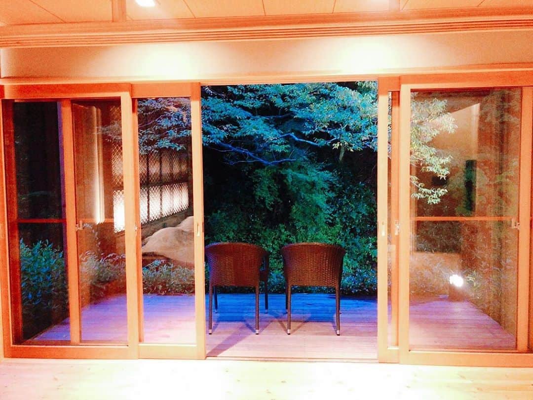ダレノガレ明美さんのインスタグラム写真 - (ダレノガレ明美Instagram)「@okuyugawara_yui_official のお部屋の続きを… あーもうね… あと10泊はしたかった…🥰 マイナスイオンたっぷりな宿✨ そして、本当に素敵な宿で周りの友達にもオススメしたい宿でした🥰 ご飯は次の投稿へ…💓 ちなみに寝室は2つありました！ 木の香りで癒されたな☺️ @relux_jp で予約しました！ ちなみに私の招待コード経由で予約すると10%OFFになるよ！ 招待コードは→ 【IP_MMPVZ】です！ 10%off嬉しい🥺」11月19日 20時23分 - darenogare.akemi