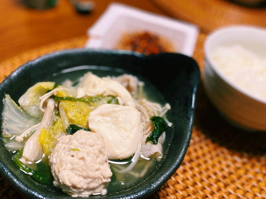 高橋ユウさんのインスタグラム写真 - (高橋ユウInstagram)「鍋の季節🍲☺️ スープはあごだしに生姜とニンニクをすりおろして塩胡椒。 今週日曜日が試合のため減量中のひろくん @hirotakaurabe 🔥 きのこを食べると調子が良いみたいで🍄 今日もきのこ沢山入れたけどそんな見えてへん😅 鶏胸の肉団子、豚肉もしっかり☺︎ ひろくんの試合まであと少し!! #高橋さんちのユウ飯 #アスリート飯 #アスリートフード #減量飯」11月19日 20時25分 - takahashiyu.official