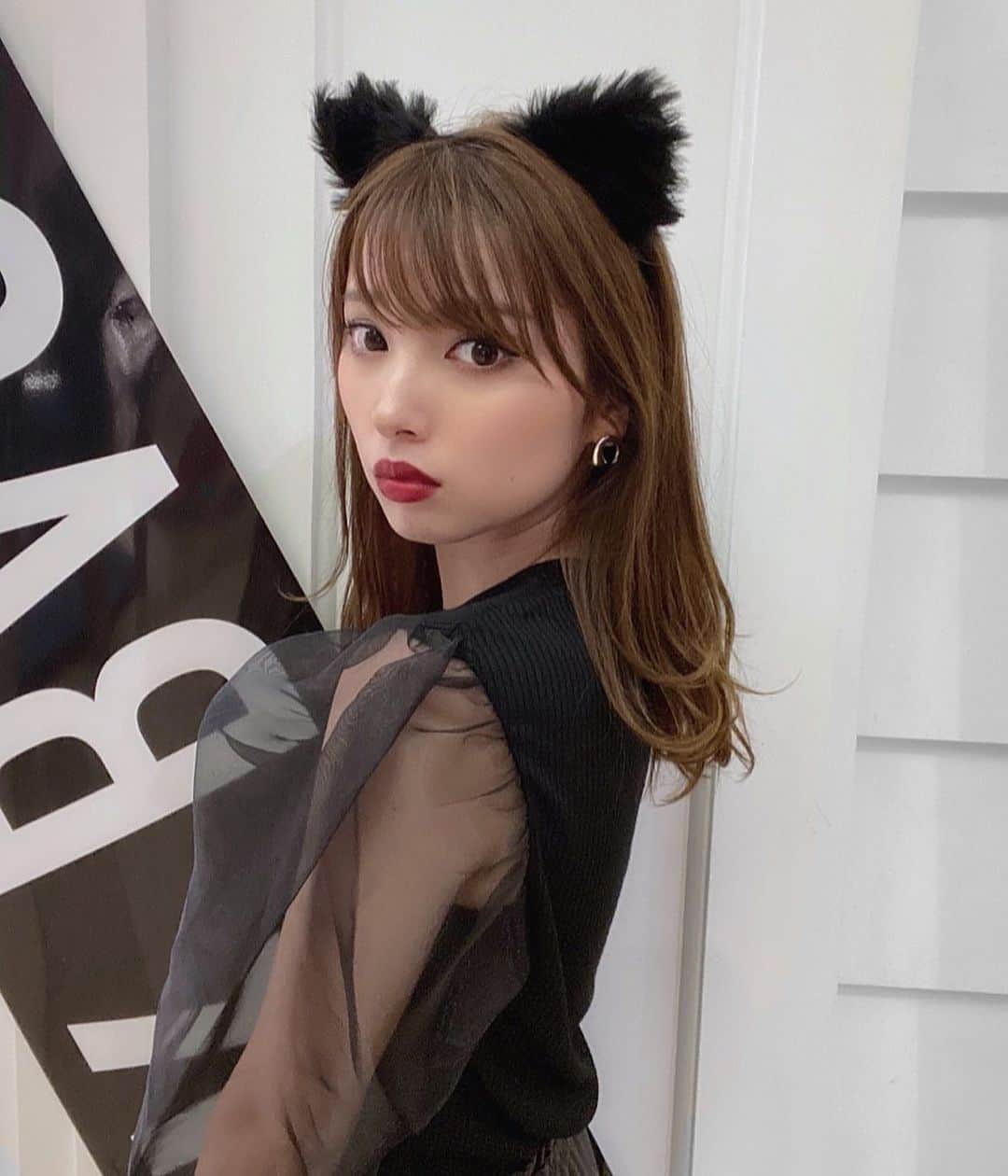 のインスタグラム：「黒ネコ🐱 ピアスは @leannofficial ❤︎ ☑︎ カービングピアス ¥3,000+tax . #silveraccessory#LEANN#leannofficial #allblack#outfit#リーン」