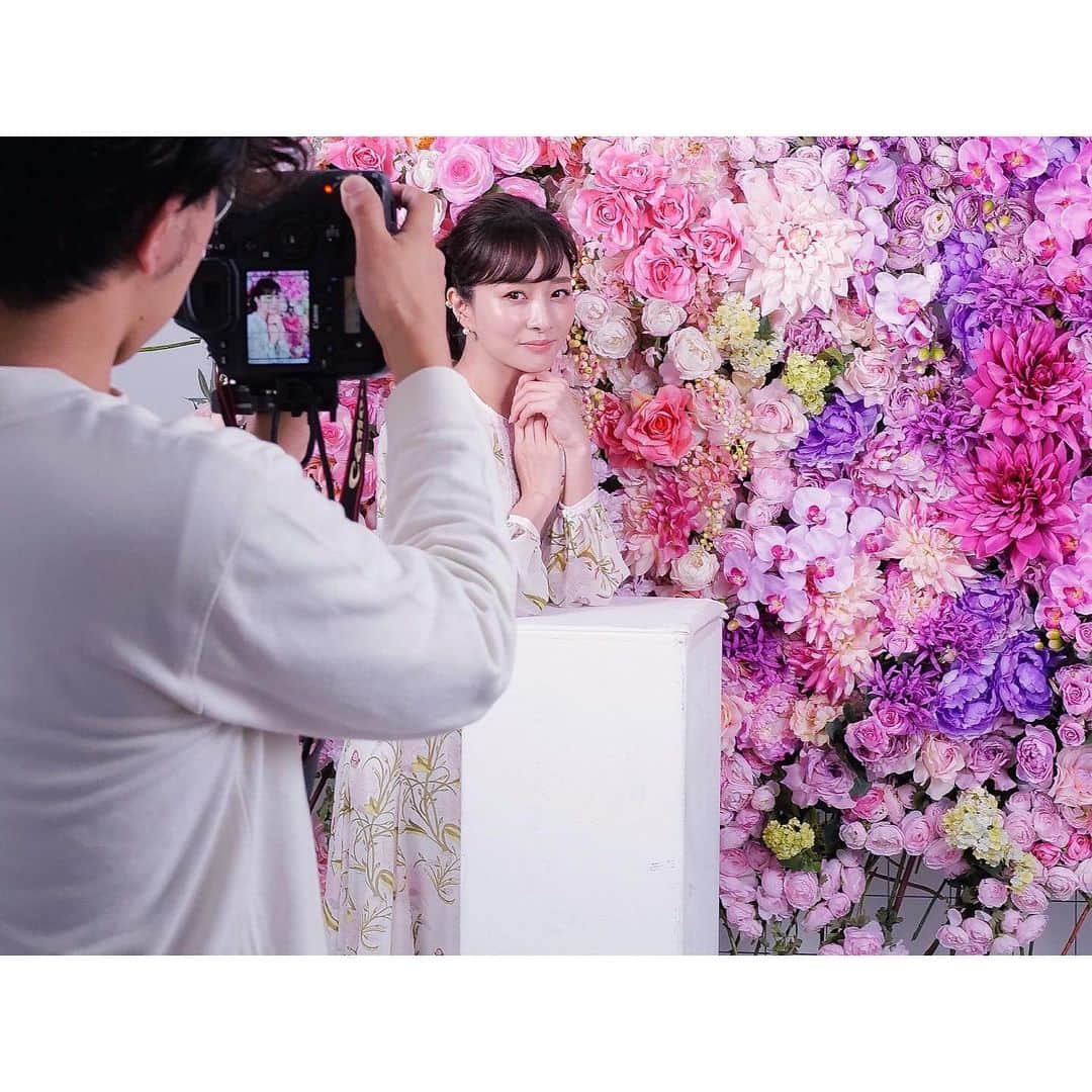 石井美保さんのインスタグラム写真 - (石井美保Instagram)「華やかなflower wallをバックにした撮影にテンション高し。今日はめちゃくちゃ楽しみにしていた撮影の為、気持ちが早まって時間を間違え30分早入り😂 そしてごめんなさい💦先程のpost消してしまい再投稿です🙏🥺」11月19日 20時38分 - miho_ishii