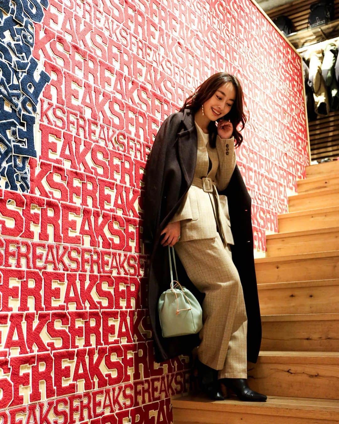 小祝麻里亜のインスタグラム：「先日、FREAK'S STORE（フリークスストア）で今季着たいコーデを本気で選んできました☺️❣️ ． 迷いに迷って、(迷ったコーデは3.5枚目) 1枚目の気負わず着られるセットアップを選びました❤️ 4色から選べるチェック柄のジャケット、パンツはどちらもフリークスストアのオリジナル商品です🙆‍♀️🙆‍♀️ ． セットアップってセパレートで着れば着回しもきくし、何よりきちんと見えするから、ワードローブに1つは絶対置いておきたい🙏 ．  @freaksstore_official  のストーリーから記事とべるから、みてね！ ． ＿＿＿＿＿＿＿＿ #FREAK'S STORE #outfit #coordinate #movieoutfits #look #pr #instafashion #셀스타그램 #얼스타그램 #코디 #스타일링 #데일리 #데일리룩 #오오티디 #フリークスストア #コーデ #ショッピング #コーデ動画 @freaksstore_official」