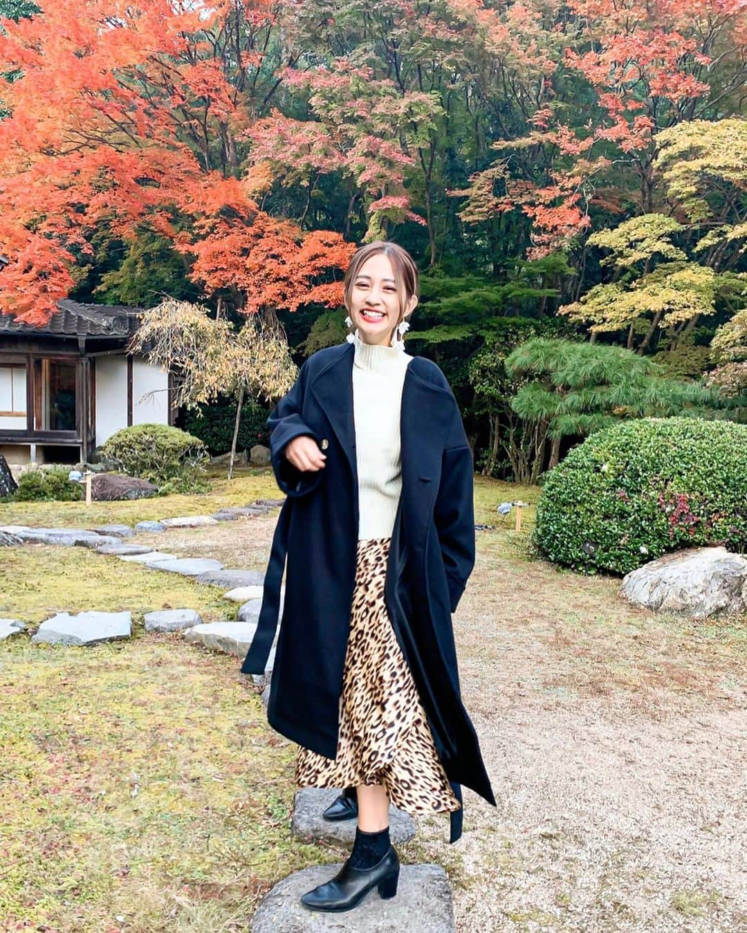 橘リンさんのインスタグラム写真 - (橘リンInstagram)「この間、紅葉見に行ってきた🍁 ちょうど見頃で良かった✌️ . 秋感じて心が癒されたそんな日🤤 . 寒いの嫌いだけど日本は四季が楽しめて良いなぁ〜っていう矛盾🤫 . 新しいコート、形が良くてドツボ♡ @sharesgarden でGetしたよん . . #紅葉 #紅葉狩り #紅葉狩りコーデ #コーデ #ママコーデ #秋コーデ #秋コーディネート」11月19日 20時31分 - rincharon