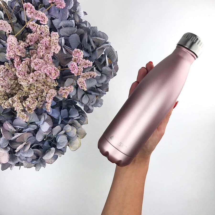 FLSK JAPANさんのインスタグラム写真 - (FLSK JAPANInstagram)「FLSK RoseGold(ローズゴールド)のご紹介❁﻿ ﻿ 350ml、750mlはオンラインショップでも販売中です♪﻿ ﻿ 人気カラーにつきローズゴールドの500mlは、﻿ ただ今在庫切れとなっております。﻿ 次回は12月上旬に入荷予定です☺︎﻿ ﻿ FLSKの詳細はプロフィールのリンクから、﻿ 公式サイトにてご確認いただけます✨﻿ ﻿ @flsk.japan ﻿ ﻿ ﻿ ﻿ ﻿ ﻿ ﻿ ﻿ ﻿ ------------------------------------------------﻿ #水筒 #マイボトル #魔法瓶 #おしゃれさんと繋がりたい #おしゃれ #おしゃれ男子 #持ち運び #おきがくらぶ #お洒落さんと繋がりたい #おしゃれさん #おしゃれママ #おしゃれ好き #おしゃれ雑貨 #フラスク #持ちすぎない暮らし #持ち物 #ミニマリストの持ち物 #コーデ #コーディネート #愛用 #置き画くら部 #置き画 #ママガール #大人カジュアル #かばんの中身 #カバンの中身 #愛用品 #ステンレスボトル #ステンレス﻿ ------------------------------------------------」11月19日 20時31分 - flsk.japan