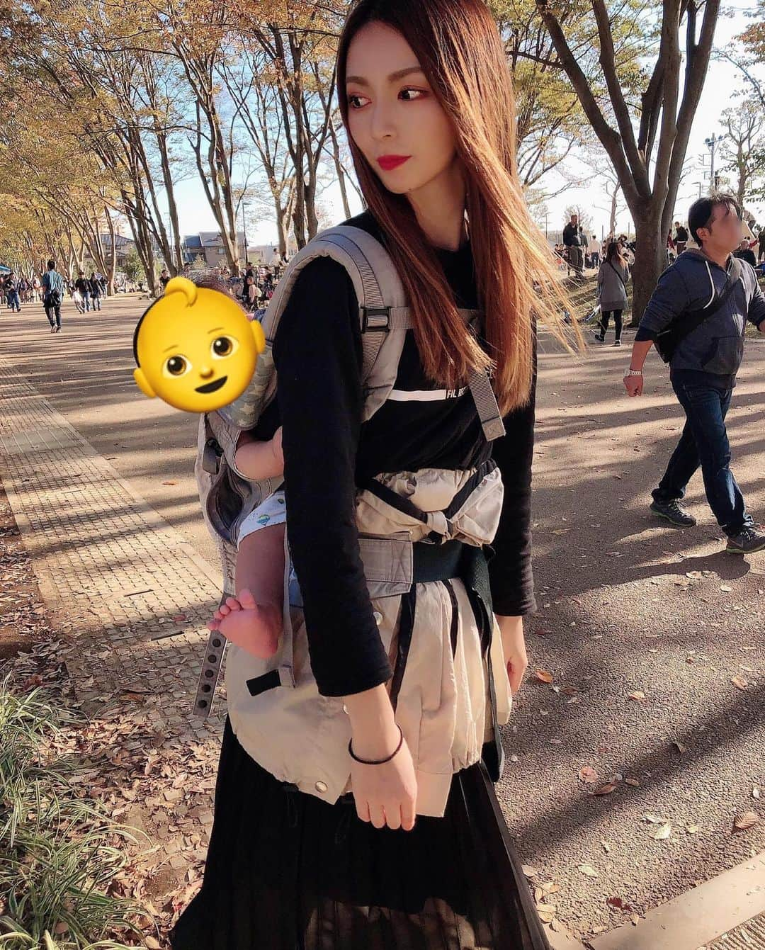 菊地あやかさんのインスタグラム写真 - (菊地あやかInstagram)「. 人混みの公園はほんと鬼🥺笑 すぐどっか行くから目が足りない🥺 3人子育て大変だわってしみじみ… でもめちゃくちゃ楽しんでたし うちらも朝っぱらから楽しかった🥺🥰❤️ #家族の休日 #5人家族 #4歳 #2歳 #7ヶ月」11月19日 20時47分 - ayaka_official06