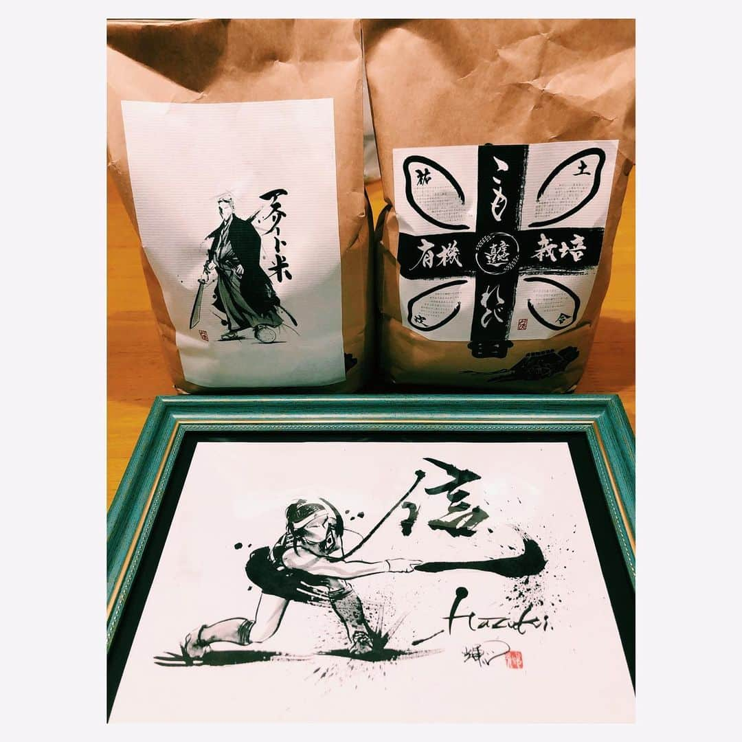 永井葉月さんのインスタグラム写真 - (永井葉月Instagram)「Thank you so much for special  Japanese calligraphy and KOMOREBI rice 🍚🇯🇵🗼🏯🌸 @syokakishin @komorebi__official  ________________________________________ 濱野さんが私の絵を書いてくださって 最近原画をいただきました✨ 濱野さんはホッケー競技の オリンピック最終予選で勝利した チームに贈られる墨絵も書かれたんです☺️ これから東京オリンピックに向けて 私達選手はスポーツの素晴らしさを 伝えていきたいと思いますが 濱野さんには日本の文化を素晴らしさを 墨絵で伝えていって欲しいです☺️ 私も字が綺麗にかけるように頑張ります笑_✍﻿ . そして、アスリートということで 濱野さん、清水さん、笹川からプレゼントが😍 こもれび新作のアスリート米をいただきました✨ 食べることが楽しみ🤩 ご飯が好きな人はもちろん アスリートの皆さんにオススメ🏃 . 濱野さん、清水さん、笹川さん 本当にありがとうございました✨ 今後とも応援よろしくお願いします🙇‍♀️ ___________________________________________ #墨絵 #墨絵アート #清水屋犬山店  #owariはるまち #フィールドホッケー  #fieldhockey #tokyo2020 #olympic  #アスリート米 #こもれび米 #出会い  #感謝」11月19日 20時48分 - hazuki815hazuki