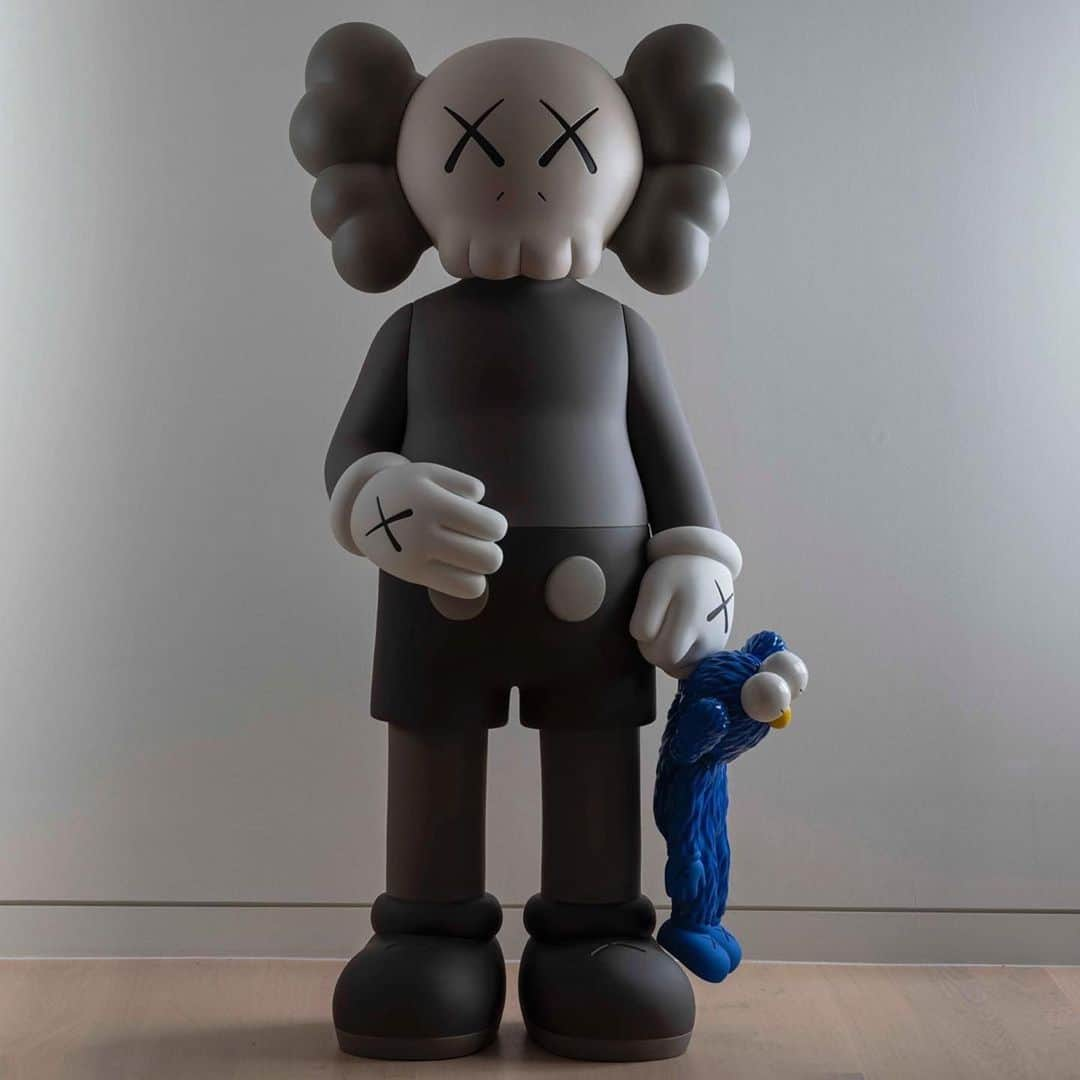 KAWSONEさんのインスタグラム写真 - (KAWSONEInstagram)「That was fast, thanks London! #Repost @skarstedtgallery ・・・ We are now into the #FinalDays of KAWS: BLACKOUT - don’t miss the last chance to see the exhibition before it closes on Saturday 23rd November. Tickets are available via the dedicated link on the Skarstedt website. Keep posted for further details about our upcoming KAWS: BLACKOUT catalogue available in early next year.  KAWS, SHARE, 2019, bronze, paint, 72 in. (182.9 cm.) © KAWS. Courtesy of the artist and Skarstedt, London. Photo: Jonty Wilde. @jontywilde  #SkarstedtKAWS #KAWS #BLACKOUT #FinalDays #ClosingSoon」11月19日 20時41分 - kaws