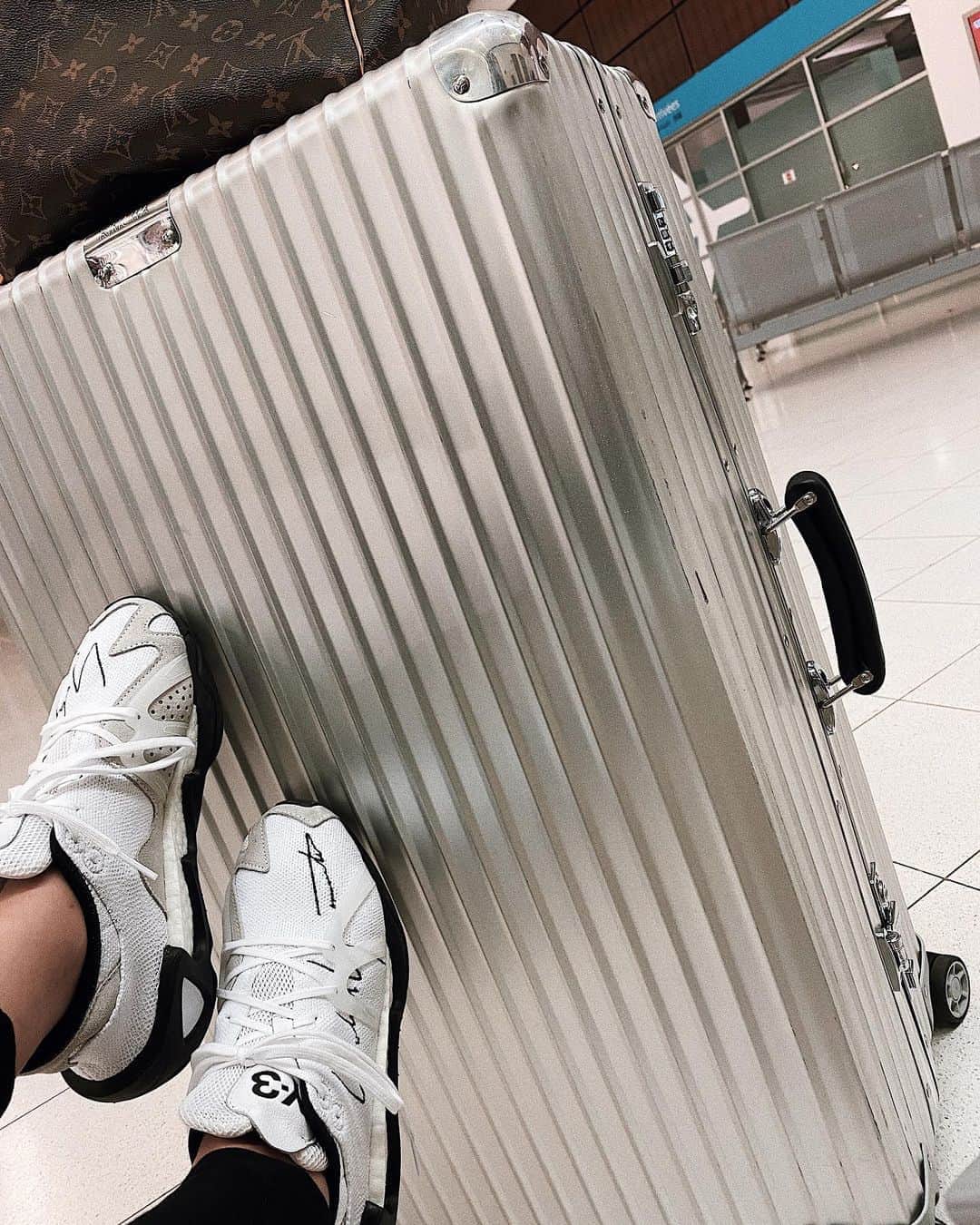 山本いさ奈さんのインスタグラム写真 - (山本いさ奈Instagram)「ご質問頂いたキャリーケースは @rimowa です✈︎ スニーカーは　@adidasy3 👟 皆様今日もお疲れ様でした🧡🧡🧡 #rimowa#y3#trip#fashion」11月19日 20時42分 - _____isana_____