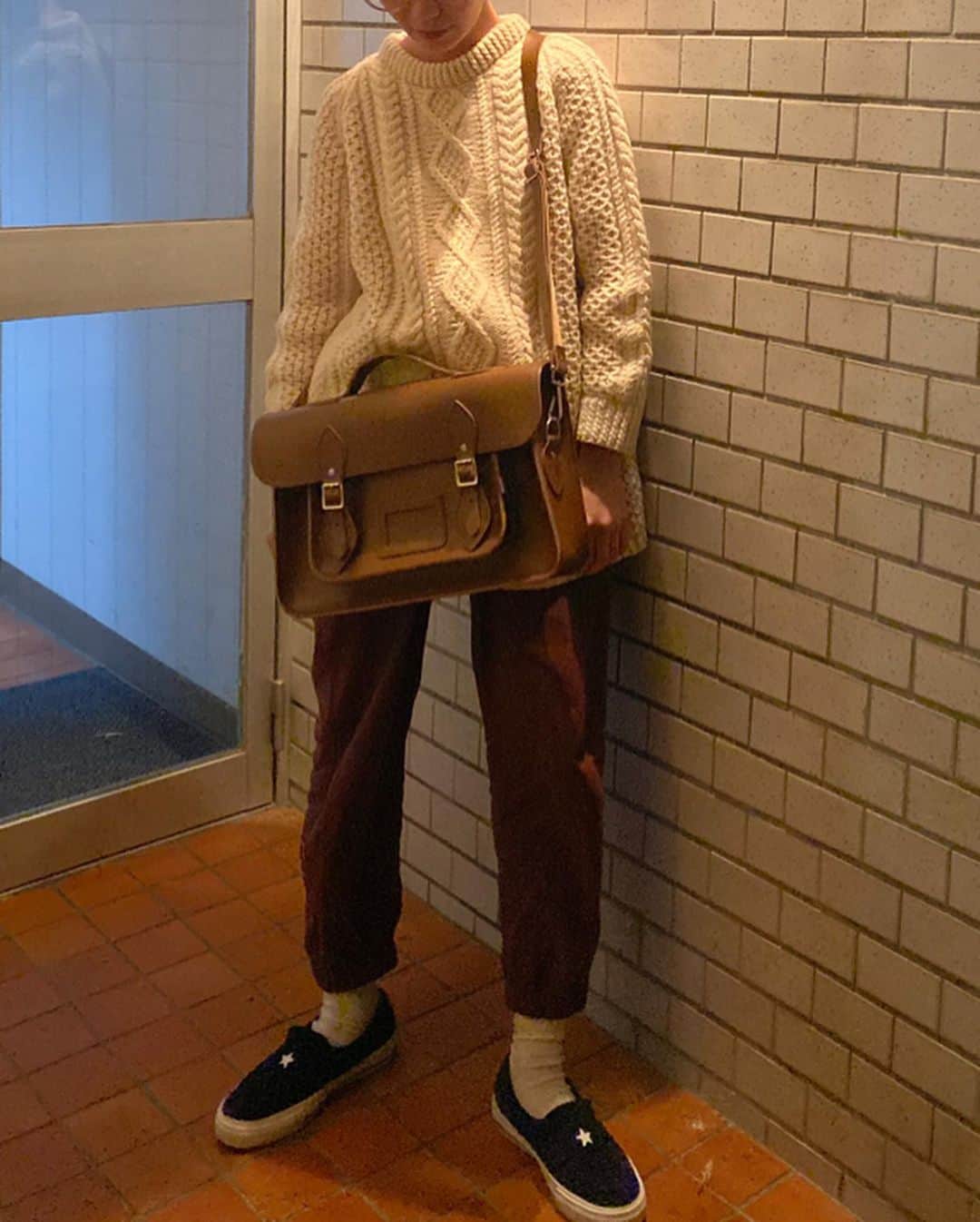 柴田紗希さんのインスタグラム写真 - (柴田紗希Instagram)「new bag is... @zatchels_japan 大きめサイズの学生風bag 持ってそうで持ってなかったからわくわくしている。  わくわくして使お。 パンツはいつもモデルをさせてもらってる @onigiri_insta.official のだよ。 #しば服　#私服さん」11月19日 20時42分 - shibasaaki