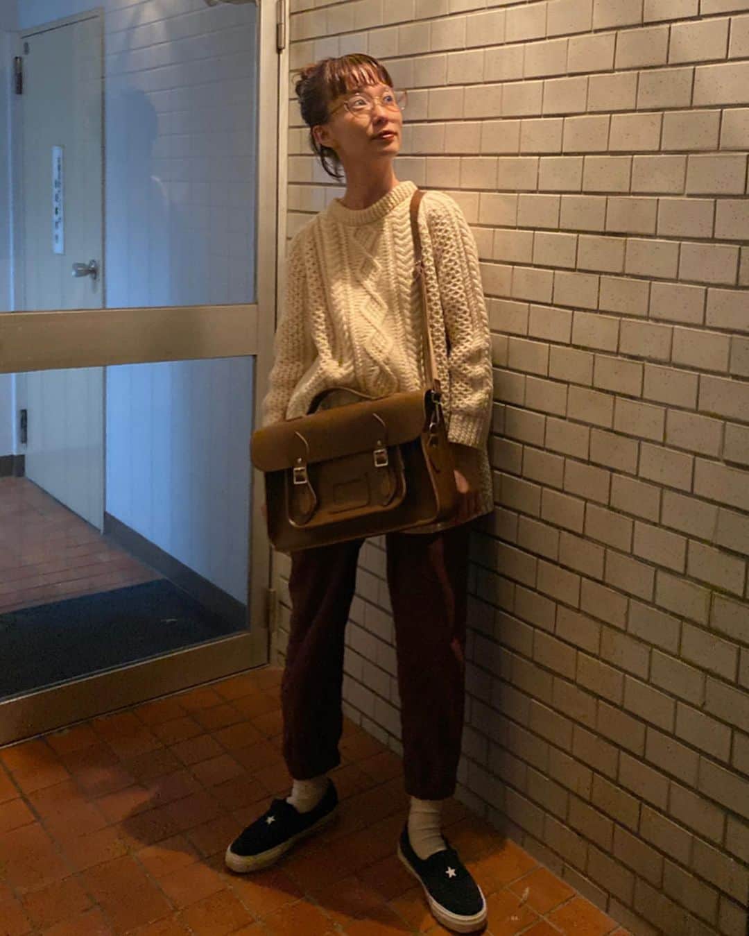 柴田紗希さんのインスタグラム写真 - (柴田紗希Instagram)「new bag is... @zatchels_japan 大きめサイズの学生風bag 持ってそうで持ってなかったからわくわくしている。  わくわくして使お。 パンツはいつもモデルをさせてもらってる @onigiri_insta.official のだよ。 #しば服　#私服さん」11月19日 20時42分 - shibasaaki