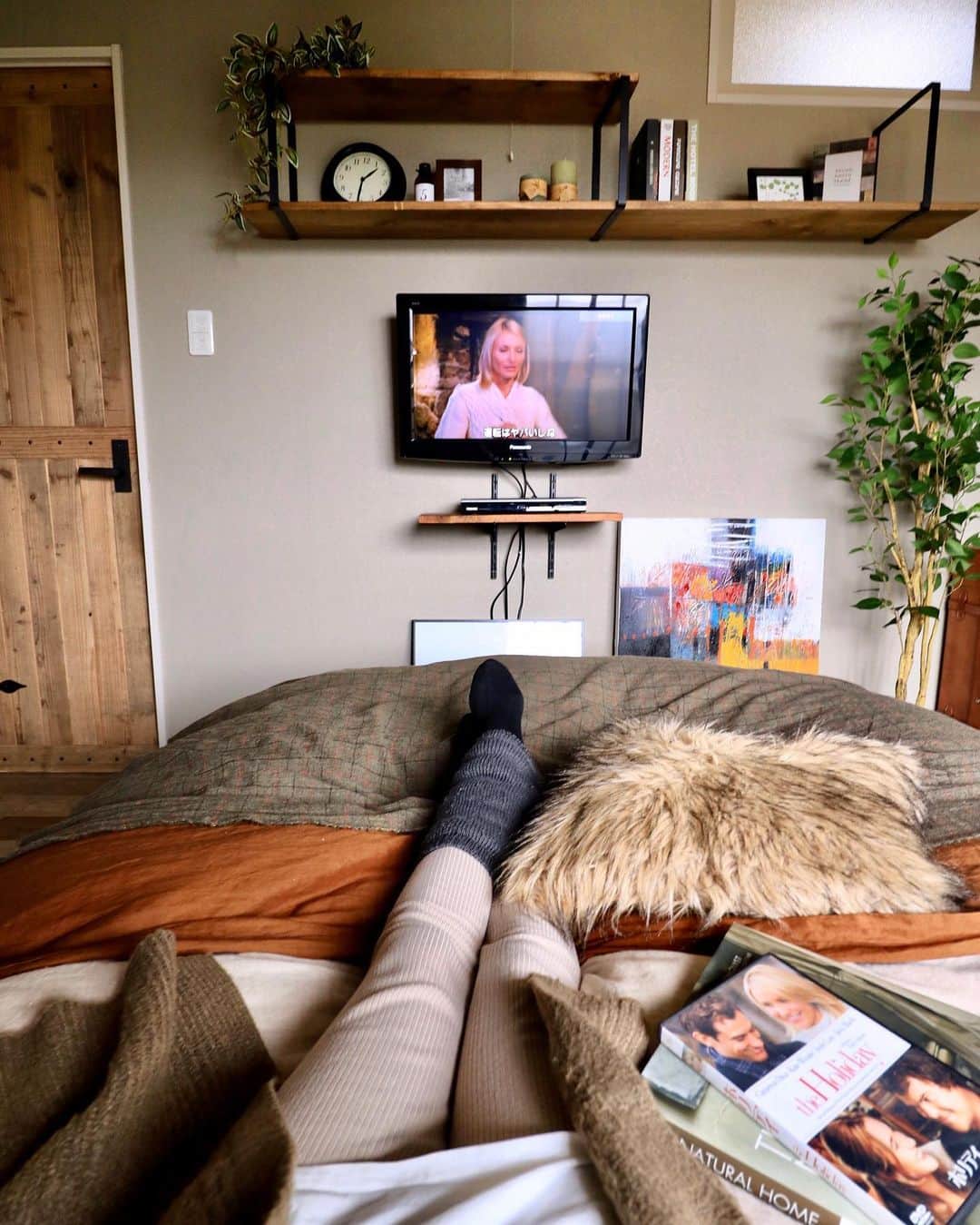 yupinokoさんのインスタグラム写真 - (yupinokoInstagram)「こんばんは☺︎ . . 寝室のテレビを壁掛けに🎵 角度が変えられるアームタイプのものにしました。 付けたいところにちょうど下地が入っていたのでよかった！ テレビ台を使わなくていいのはかなりの省スペースになります🙌 . . #壁掛けテレビ#homestyling #インテリア#セルフリノベーション #寝室#カインズ#kumimoku #bedroom#DIYアドバイザー#interiordecor #homedecor #rusticinterior #diy#livstagrammer#interior #mygoodroom#instahome#renovation #DIYのある暮らし」11月19日 20時42分 - yupinoko