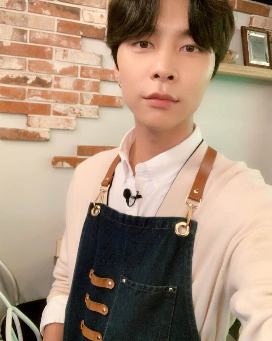 NCT 127さんのインスタグラム写真 - (NCT 127Instagram)「Neww JCC! Go check Jaehyun and I out on our road to becoming baristas☕️ https://youtu.be/sH7EsT4Ls0E  #JCC #JOHNNY #NCT #NCT127」11月19日 20時44分 - nct127