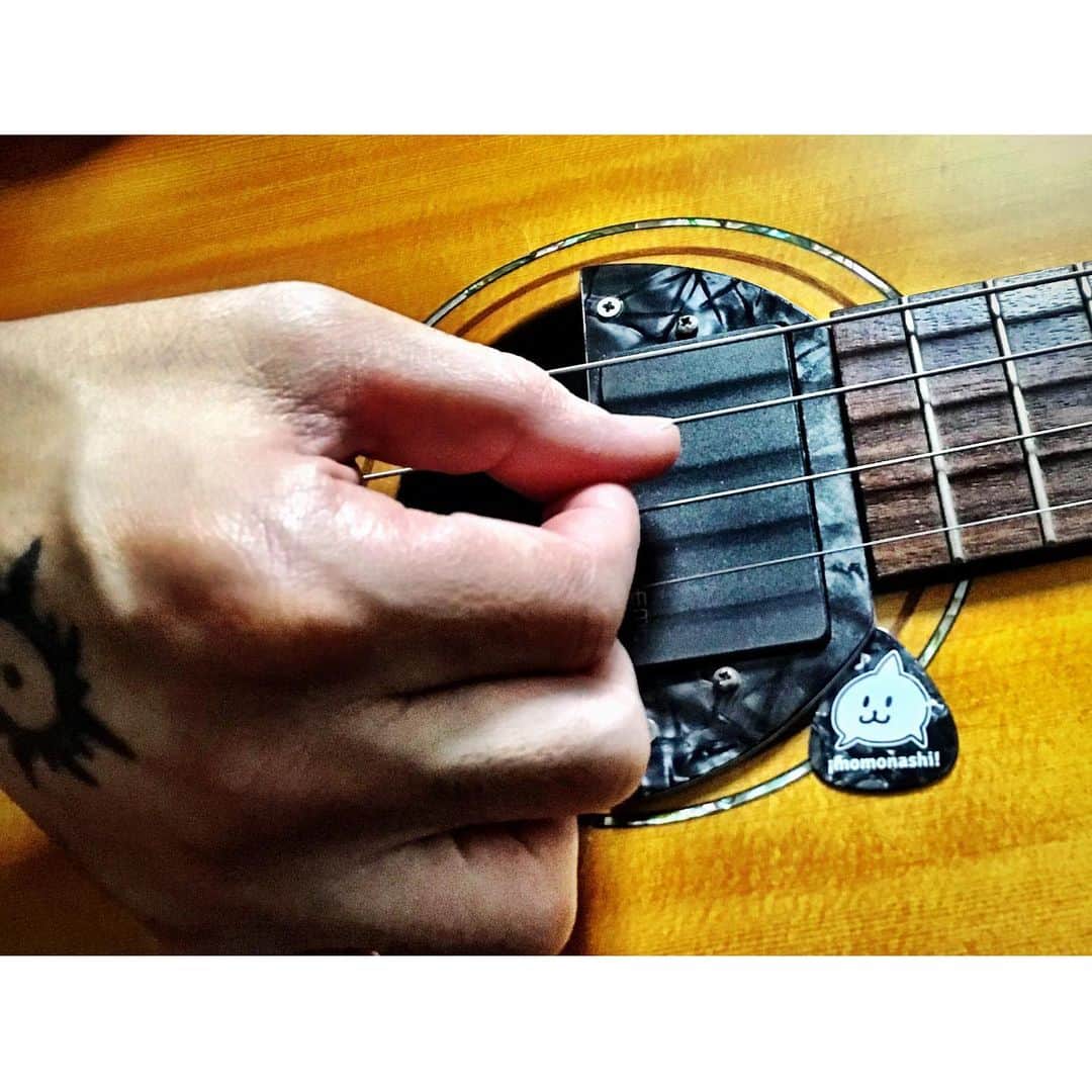 JIGEN のインスタグラム：「おがた愛リスペクトカバー、訳あって、とある曲の構成を拡張し、ギターソロを挿入。あたかも最初からあったかのようなアレンジになるよう、ドキドキRec。ギターと言っても、アルト・ベース弾いてるんだけど、何とか上手くいきました☆これを発表する日は…たぶん12月29日のモモナシ吉祥寺かなぁ。。♪」