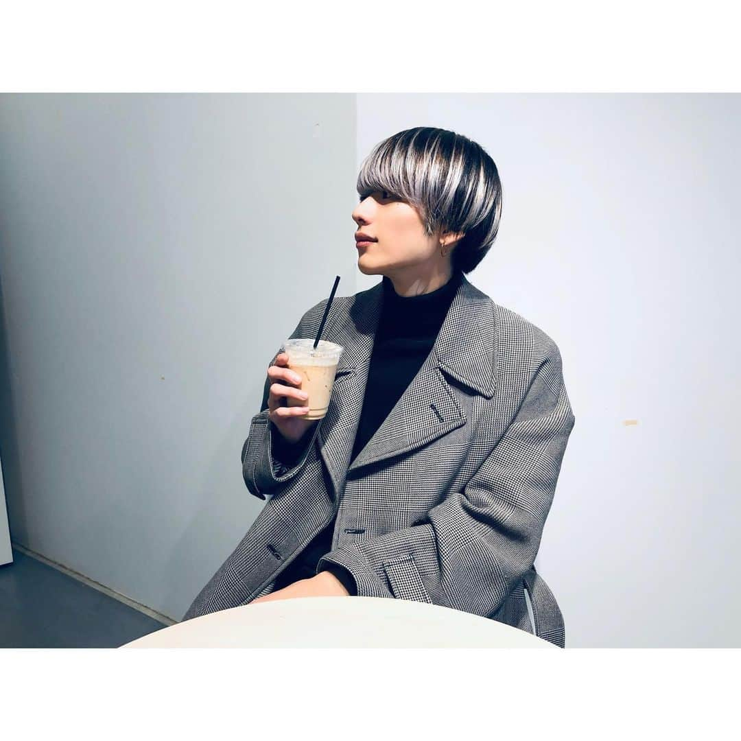 田中滉一さんのインスタグラム写真 - (田中滉一Instagram)「代官山でcafe活☕️﻿ ﻿ 限定クーポンが今月で終わります！﻿ お得になってますのでぜひご利用ください！﻿ ﻿ 11月末までの限定クーポン﻿ ↓↓﻿ <田中滉一限定ホワイトカラークーポン>﻿ ¥28620→→¥24000﻿ ﻿ 今週まだ空いてるので来てください🙏🏻﻿ ロングメニューも可能です👍﻿ ﻿ 9月1日より田中滉一限定クーポンが新しくなりました！﻿ ハイトーンにしようと思っている方ぜひおススメです！﻿ ﻿ 予約はホットペッパーまたはDMからもお取りできます！﻿ ﻿  #マッシュ #メンズヘア #メンズファッション #ヘアセット #カラー #ダブルカラー #ケアブリーチ  #美容師 #原宿 #美容室 #ホワイトカラー #白髪#白髪マッシュ#menshair #mensstyle  #ootd #l4l #金木研 #ハイトーン  #撮影 #センターパート #刈り上げ  #ヘアカタ #エドルブリーチ #韓国 #韓国マッシュ #コンマヘア #メンズパーマ #エドル#edol」11月19日 20時44分 - koichi__tanaka