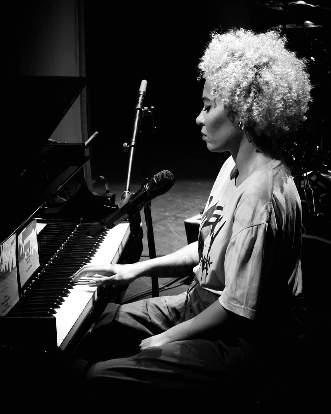 Emeli Sandéのインスタグラム：「A blank canvas presents itself.. Chapter 4! (My fave no.) I've explored a lot of styles of music in my career, which one struck the deepest chord with you?」