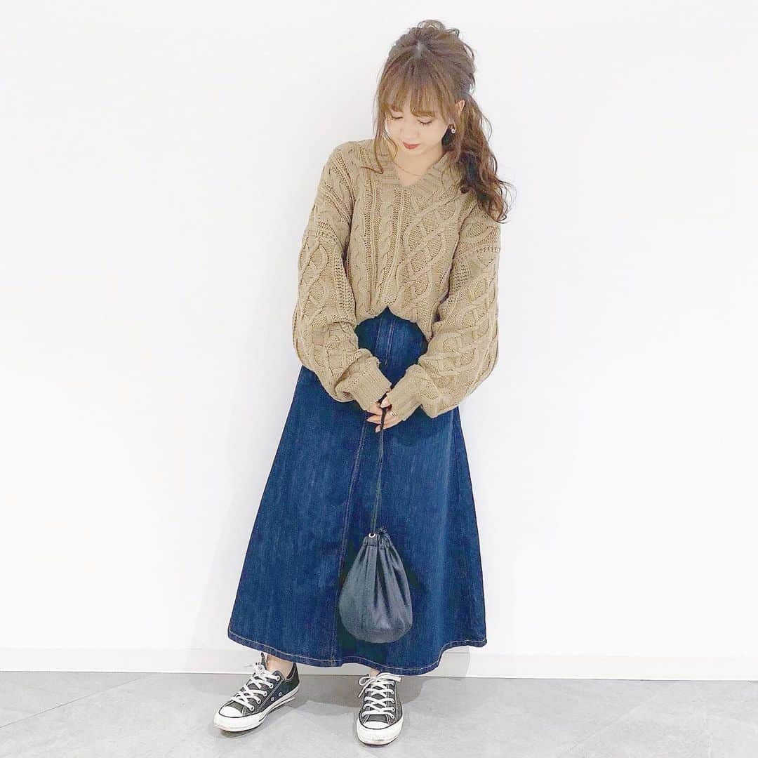 haruさんのインスタグラム写真 - (haruInstagram)「ㅤㅤㅤㅤㅤㅤㅤㅤㅤㅤㅤㅤㅤ ㅤㅤㅤㅤㅤㅤㅤㅤㅤㅤㅤㅤㅤ ㅤㅤㅤㅤㅤㅤㅤㅤㅤㅤㅤㅤㅤ #ootd ㅤㅤㅤㅤㅤㅤㅤㅤㅤㅤㅤㅤㅤ 昨日のコーデ🧡 カーディガンとマフラーも持って行ってたけど なくてちょうど良い気温だった😳 ㅤㅤㅤㅤㅤㅤㅤㅤㅤㅤㅤㅤㅤ GUのデニムスカート 冬もはきますか？って質問があったので 早速はきました☺️❤️ トップスも前きてた @titivatejp の #ケーブル編みキーネックニットプルオーバー 🌿 ㅤㅤㅤㅤㅤㅤㅤㅤㅤㅤㅤㅤㅤ ゆるポニーもうまくいった☺️💕 ㅤㅤㅤㅤㅤㅤㅤㅤㅤㅤㅤㅤㅤ ㅤㅤㅤㅤㅤㅤㅤㅤㅤㅤㅤㅤㅤ 急遽かほちゃんにあえて たくさん話して snowで遊んで🤣もうめちゃくちゃ楽しくて 笑いシワが深まりました🤭💓( 笑 ) かほちゃんありがとう〜🥺🧡🧡🧡 ㅤㅤㅤㅤㅤㅤㅤㅤㅤㅤㅤㅤㅤ ㅤㅤㅤㅤㅤㅤㅤㅤㅤㅤㅤㅤㅤ  #titivate#titivatestyle#ティティベイト#低身長コーデ#ニットコーデ#カジュアル#プチプラ#スカートコーデ #harucd ㅤㅤㅤㅤㅤㅤㅤㅤㅤㅤㅤㅤㅤ ㅤㅤㅤㅤㅤㅤㅤㅤㅤㅤㅤㅤㅤ」11月19日 20時48分 - __haru3