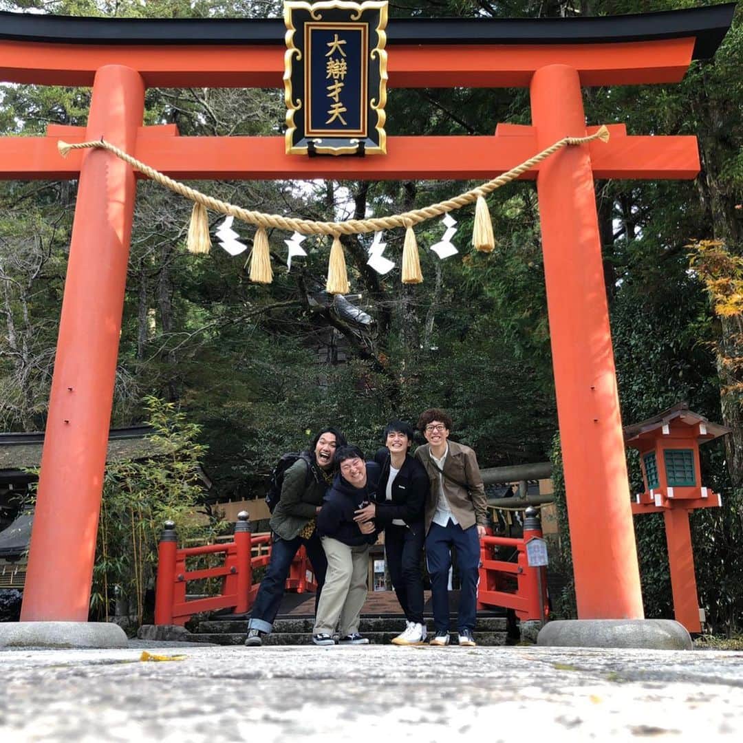 たかのりさんのインスタグラム写真 - (たかのりInstagram)「本日、盛山さんに奈良県の「天河大弁財天社」、俗にいう芸能神社に連れてって頂きました。 緩やかな時間が流れる空間と紅葉の景色にパワー頂きました。 兎が鮎の焼き魚を売っている名店で、この黒いのは焼き過ぎってことですか？と開口一番で言って空気凍らせたこと以外は平和な一日でした。 是非また行きたい場所でございます。 また明日から頑張ります🔥 #奈良県#天河大弁財天社#芸能神社#見取り図　盛山さん#ロングコートダディ　兎#ドーナツピーナツ　ドーナツ#ツートライブたかのり」11月19日 21時01分 - takanoritribe