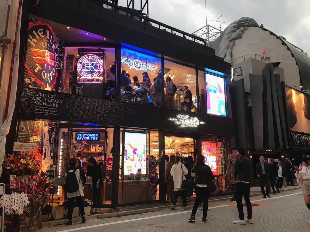 Nagisa 나기사さんのインスタグラム写真 - (Nagisa 나기사Instagram)「キールズ初の日本のフラッグシップストアが、明日渋谷にオープンする！と言うことで﻿ 今日は韓国から帰った足でおじゃましてきました😊✨﻿ ﻿ #キールズTOKYOフラッグシップ﻿ ﻿ キールズの色んな商品がお試し出来るだけじゃなくて、クレム ドゥ コール ホイップ ボディ バター﻿ に名前の刻印が出来たり﻿ カレンデュラトナーに”わたし成分ラベル”を貼り付けたり﻿ クリームUFCのラベルを自分でデコレーションしたオリジナルの物に変えたりと﻿ ﻿ 自分だけじゃなくてプレゼントにもピッタリなカスタマアズが色々出来るのが楽しい✨﻿ ﻿ 他にもキールズTOKYOフラッグシップストア限定のスキンケアや、Tシャツやマグカップといった雑貨の販売まで！﻿ ﻿ 盛り沢山なショップでした。﻿ ﻿ 季節によって飾り付けが変わる屋上は、﻿ 22日にこちらも新しくオープンする渋谷パルコを一望。﻿ クリスマス限定デザインのアイテムも可愛かったので、ゆっくり別投稿でご紹介しますね♪﻿ ﻿ ﻿ ﻿ #kiehls #キールズ #スキンケア #コスメ好きさんと繋がりたい #뷰스타그램 #화장품 #skincare」11月19日 21時02分 - nagisa0713
