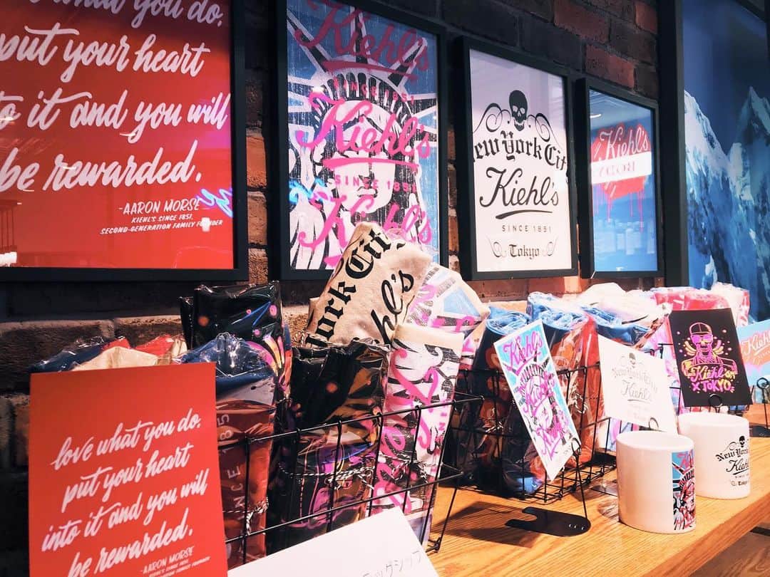 Nagisa 나기사のインスタグラム：「キールズ初の日本のフラッグシップストアが、明日渋谷にオープンする！と言うことで﻿ 今日は韓国から帰った足でおじゃましてきました😊✨﻿ ﻿ #キールズTOKYOフラッグシップ﻿ ﻿ キールズの色んな商品がお試し出来るだけじゃなくて、クレム ドゥ コール ホイップ ボディ バター﻿ に名前の刻印が出来たり﻿ カレンデュラトナーに”わたし成分ラベル”を貼り付けたり﻿ クリームUFCのラベルを自分でデコレーションしたオリジナルの物に変えたりと﻿ ﻿ 自分だけじゃなくてプレゼントにもピッタリなカスタマアズが色々出来るのが楽しい✨﻿ ﻿ 他にもキールズTOKYOフラッグシップストア限定のスキンケアや、Tシャツやマグカップといった雑貨の販売まで！﻿ ﻿ 盛り沢山なショップでした。﻿ ﻿ 季節によって飾り付けが変わる屋上は、﻿ 22日にこちらも新しくオープンする渋谷パルコを一望。﻿ クリスマス限定デザインのアイテムも可愛かったので、ゆっくり別投稿でご紹介しますね♪﻿ ﻿ ﻿ ﻿ #kiehls #キールズ #スキンケア #コスメ好きさんと繋がりたい #뷰스타그램 #화장품 #skincare」